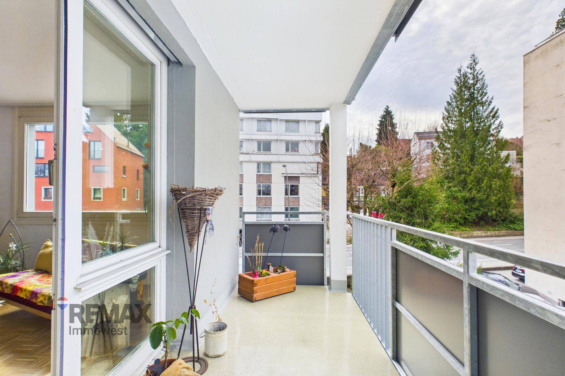 Balkon mit Blick auf die Straße und die umliegenden Wohngebäude.