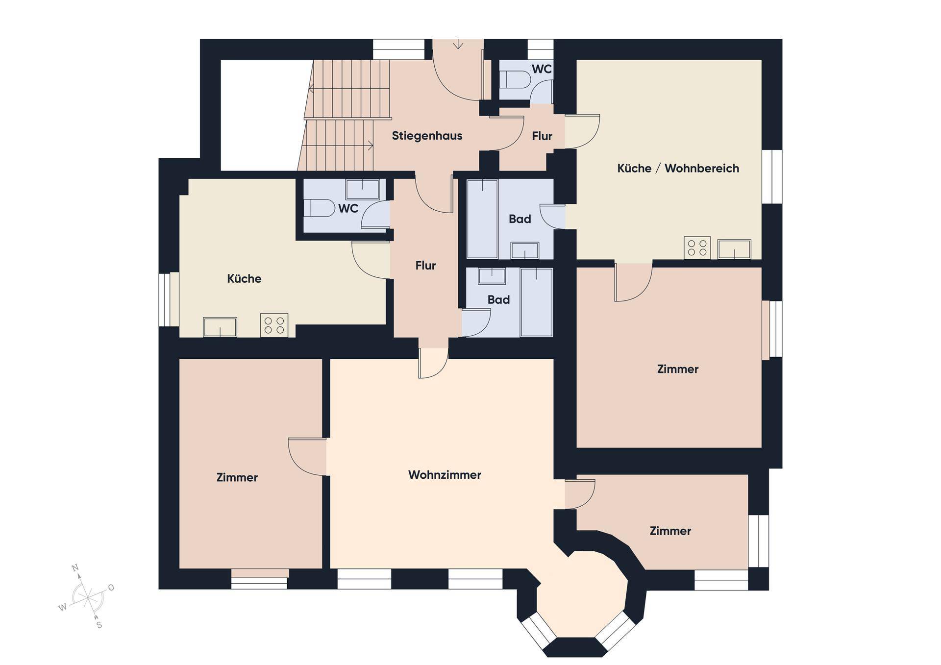 Grundriss des Erdgeschosses mit Wohnzimmer, Küche, Bädern und mehreren Zimmern.
