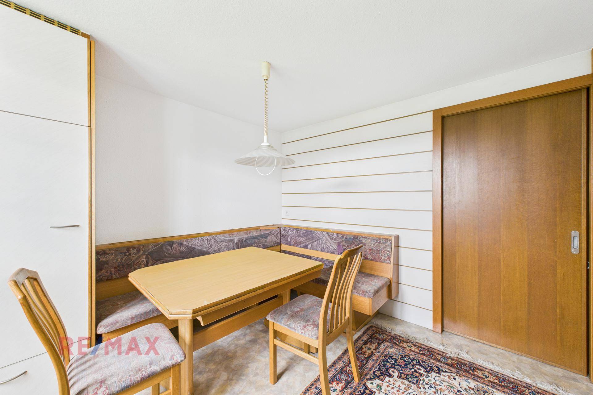 Essbereich mit Eckbank, Holztisch und Stühlen, ideal für Familienmahlzeiten.