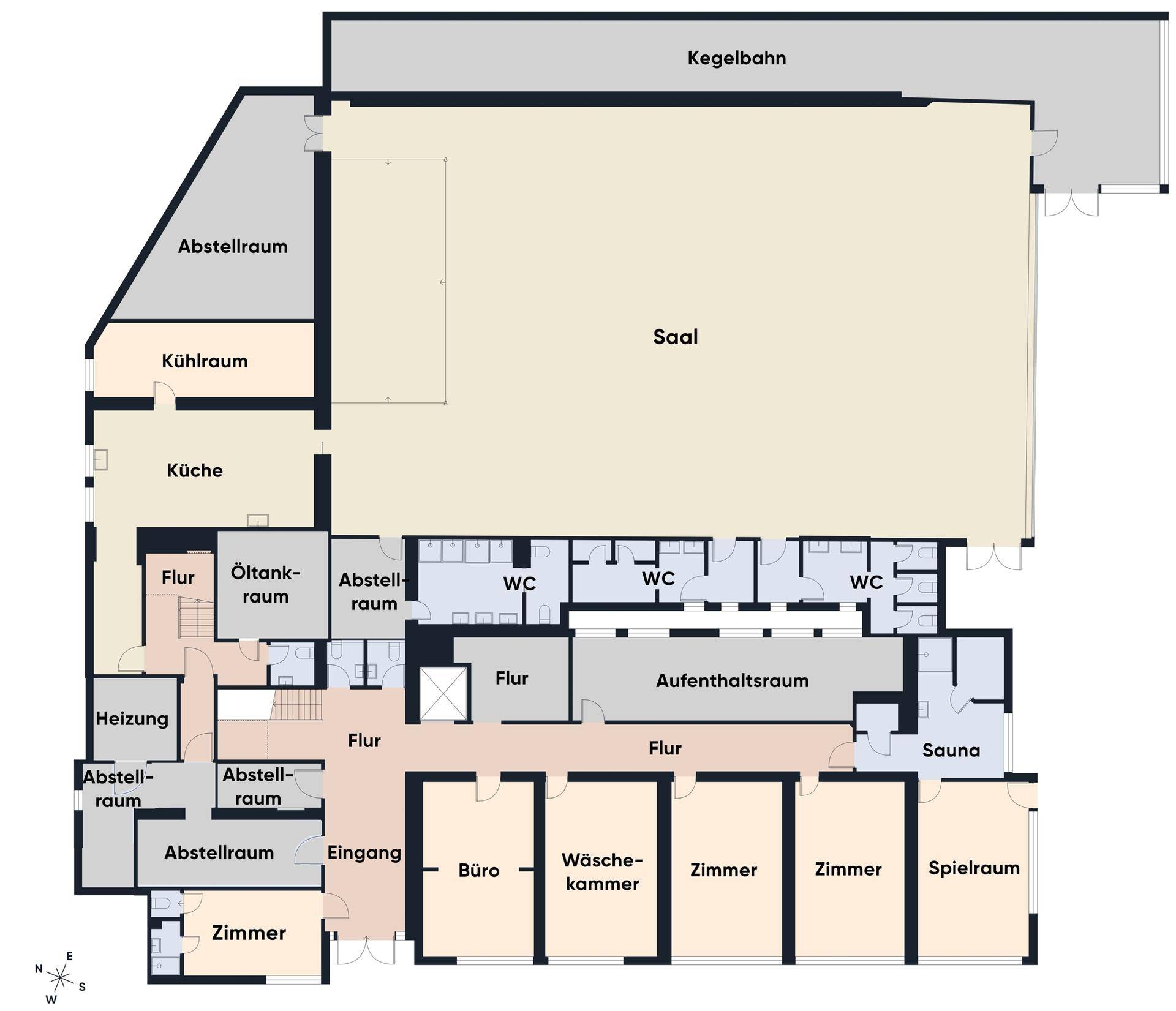 Detaillierter Grundriss mit verschiedenen Räumen wie Saal, Küche, Büros und Abstellräumen.