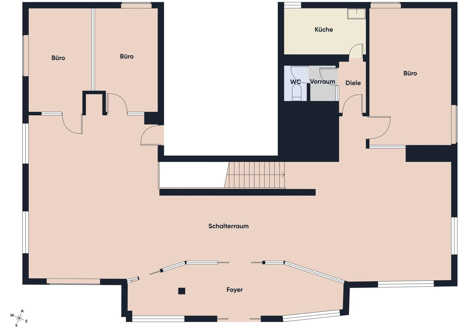 Grundriss des Erdgeschosses mit Büros, Küche, WC, Schalterraum und Foyer.