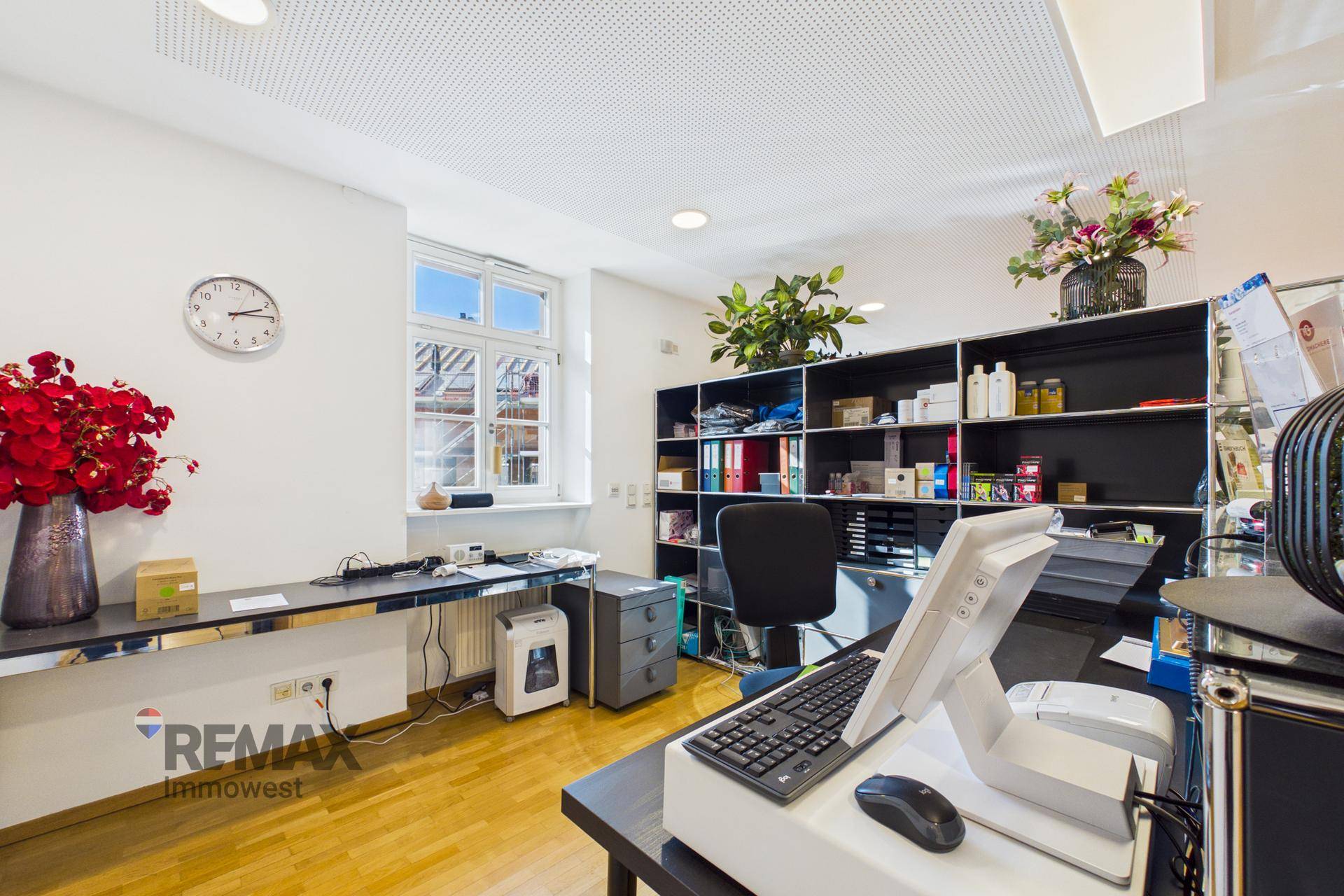 Gut ausgestatteter Bürobereich mit Schreibtisch, Computer und Regalen, bietet viel Arbeitsfläche.