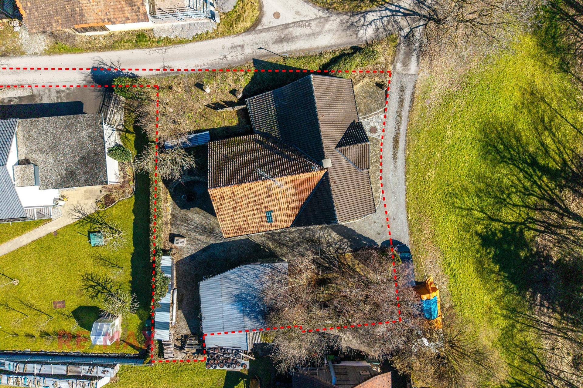 Detaillierte Luftaufnahme des Grundstücks mit Wohnhaus, Schuppen und angrenzenden Wegen.