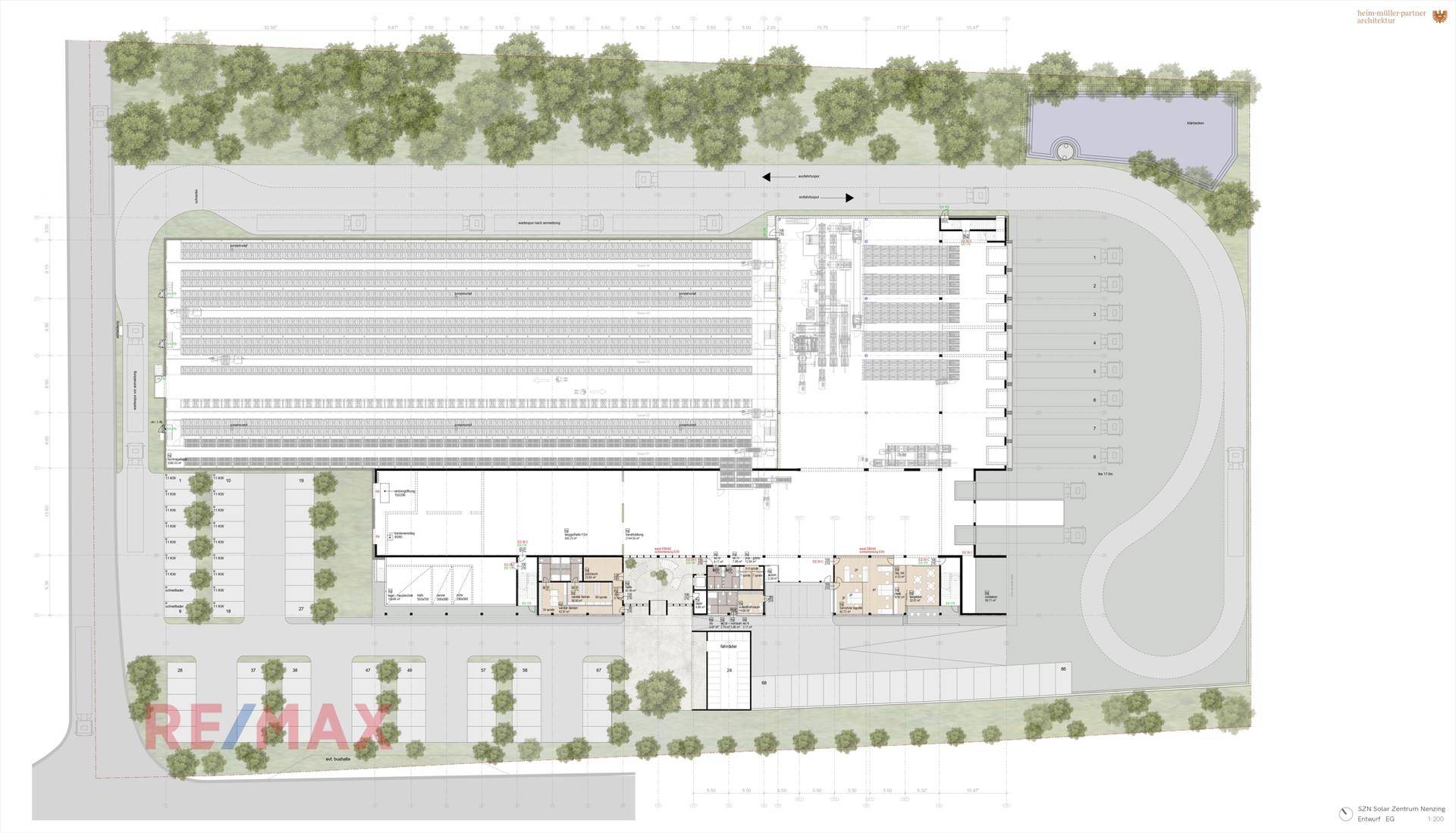 Umfassender Grundrissplan eines Gebäudes mit detaillierter Parkplatzgestaltung und Landschaftselementen.
