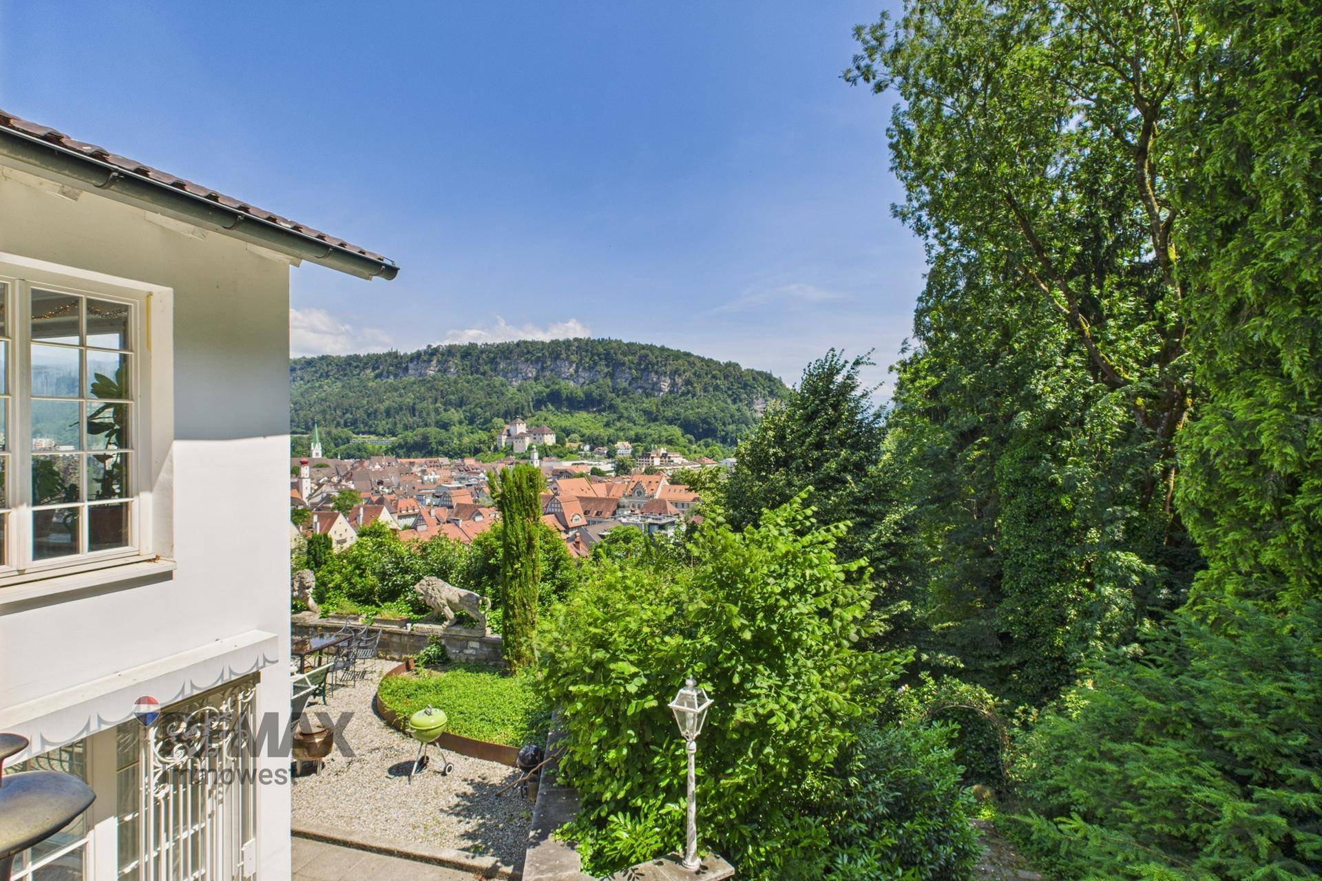 Panoramablick über die Stadt und die umliegenden grünen Hügel von der Immobilie aus.