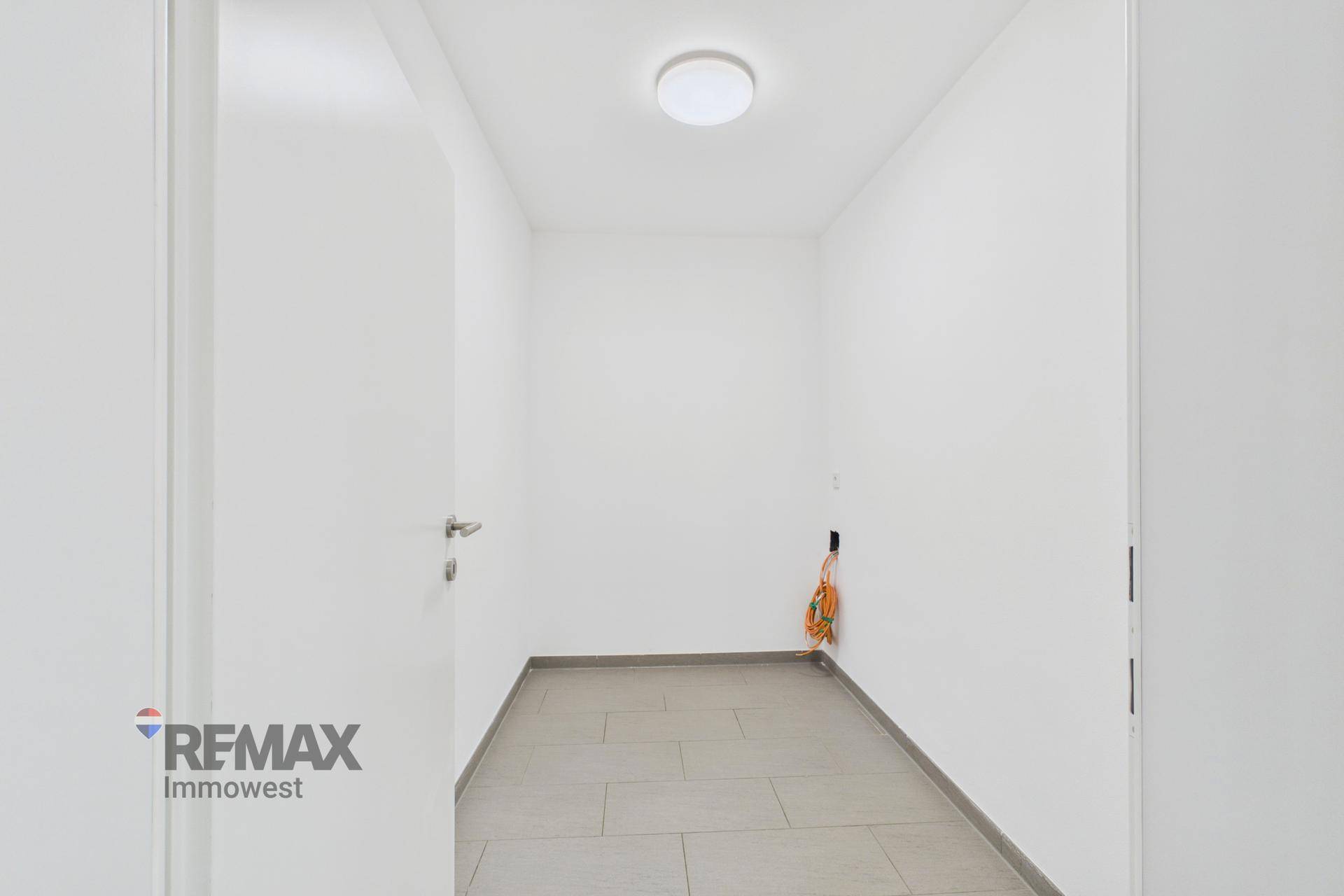 Kleiner, leerer Raum mit Fliesenboden und sichtbaren Kabeln, ideal als Lager oder Technikraum.