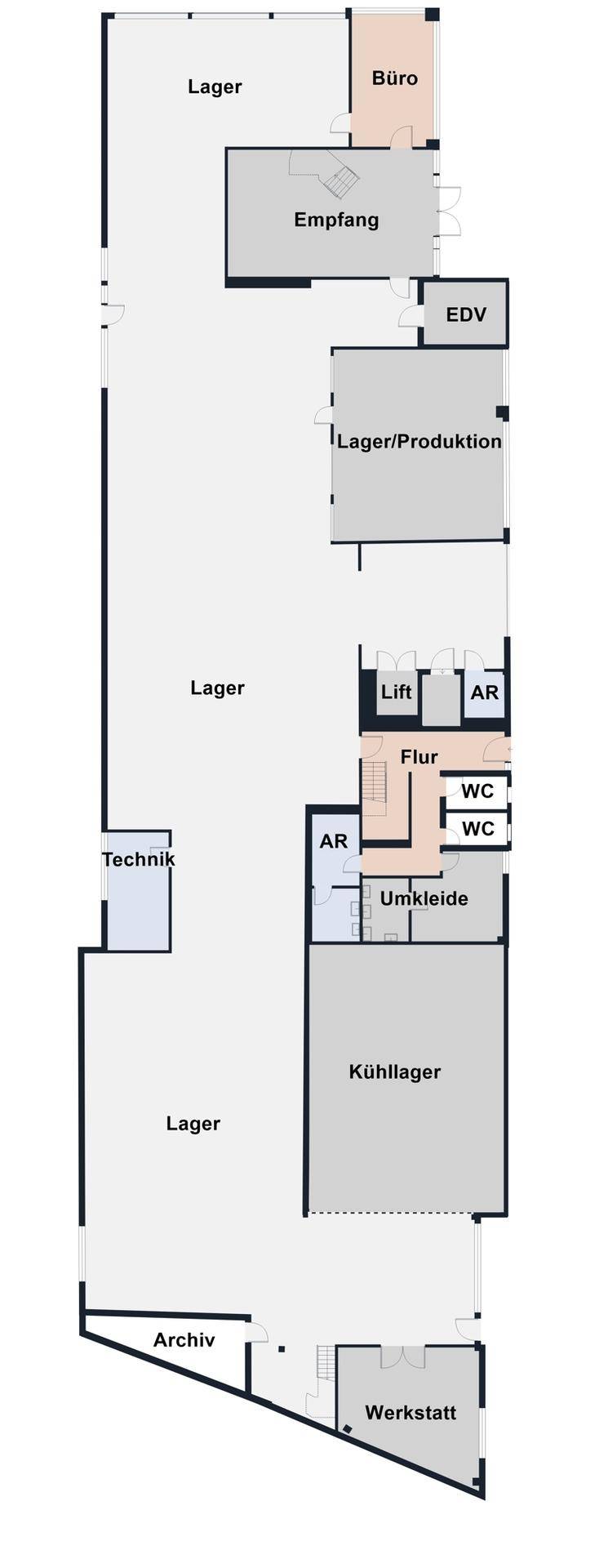 Grundriss des Erdgeschosses mit Lager-, Büro- und Sanitärbereichen sowie einem Lastenaufzug.
