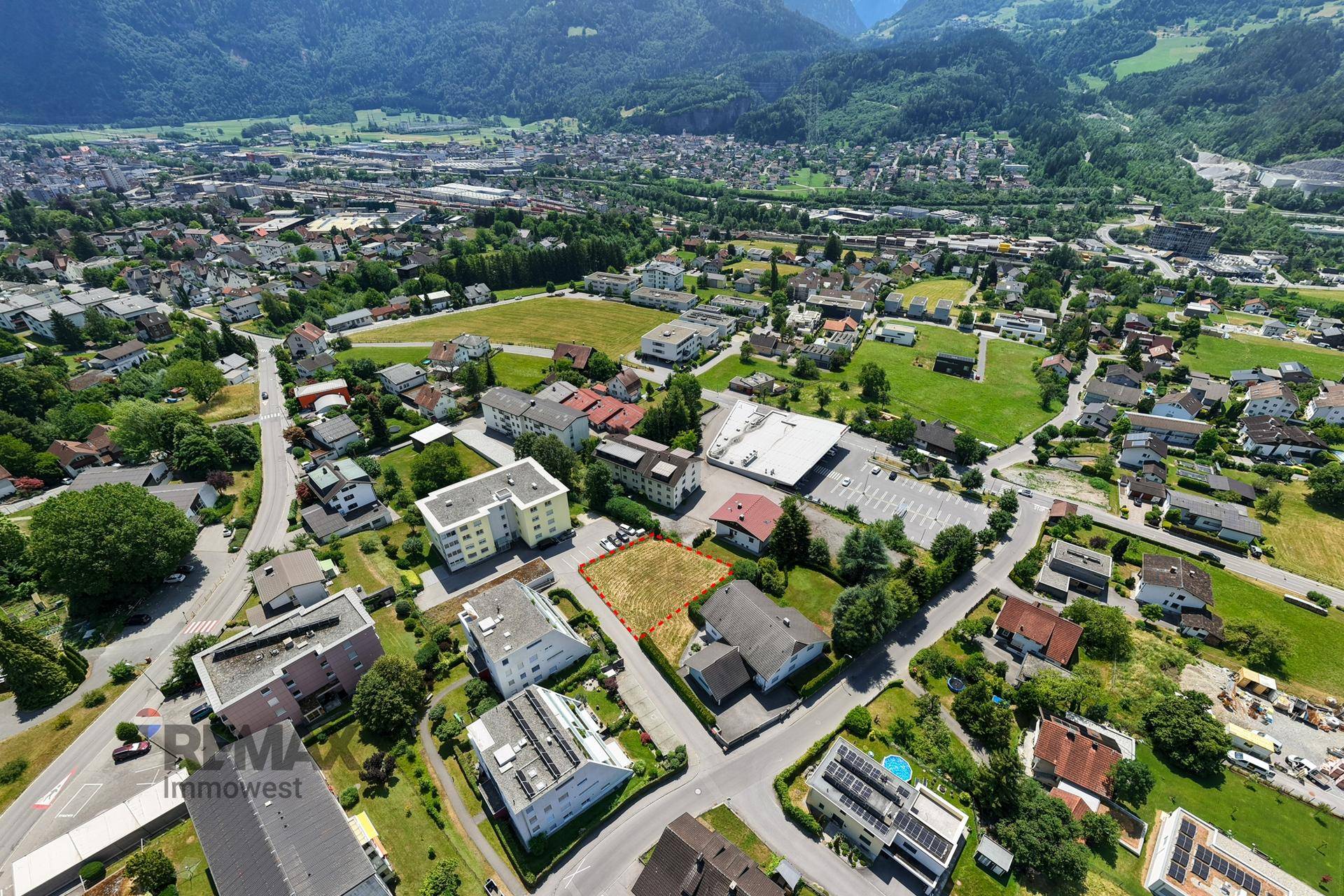 Luftaufnahme des Baugrundstücks in einer Wohngegend mit Blick auf die umliegende Natur.