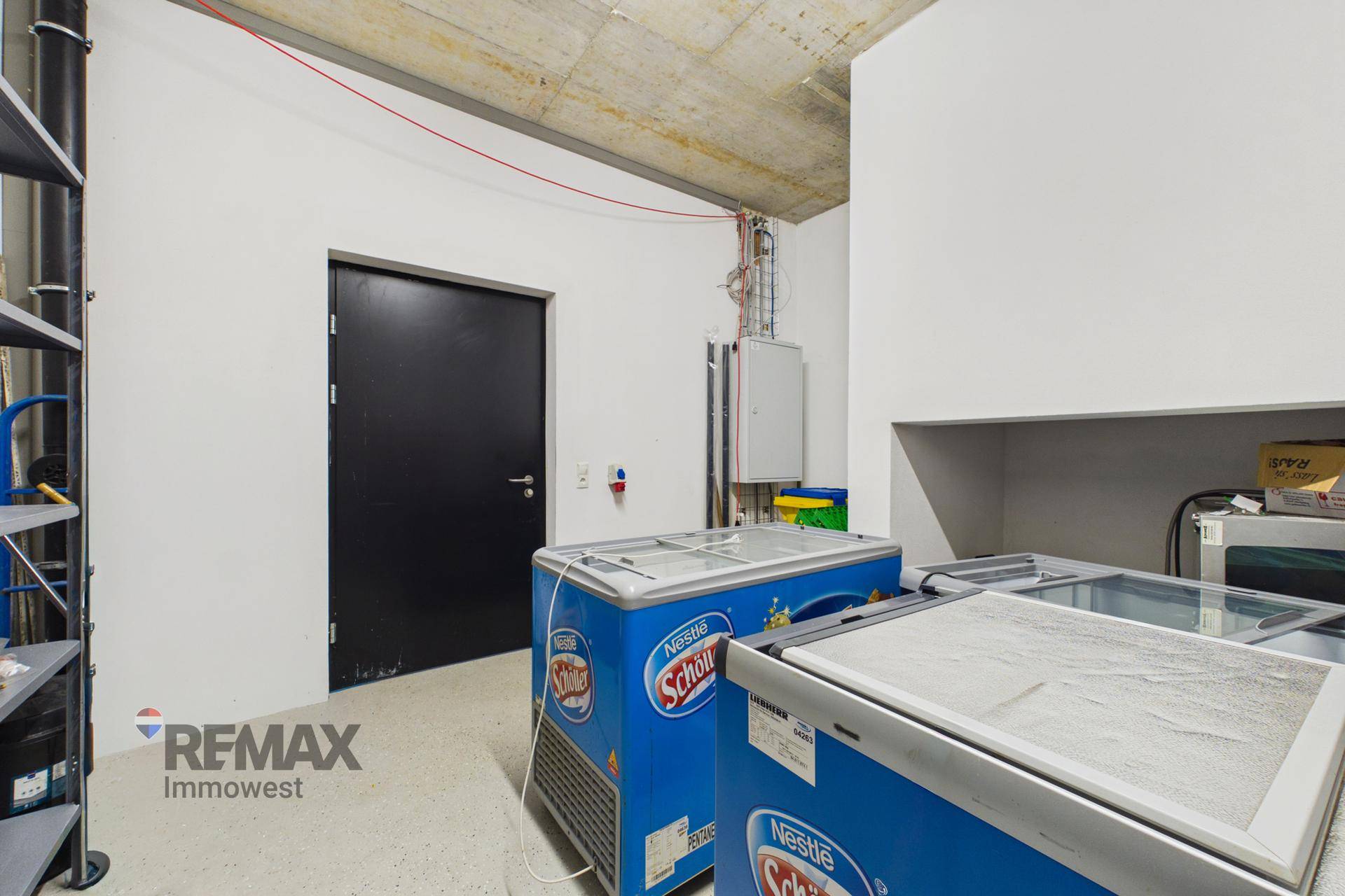 Lagerraum im Untergeschoss mit Beton-Decke und mehreren Gefriertruhen.