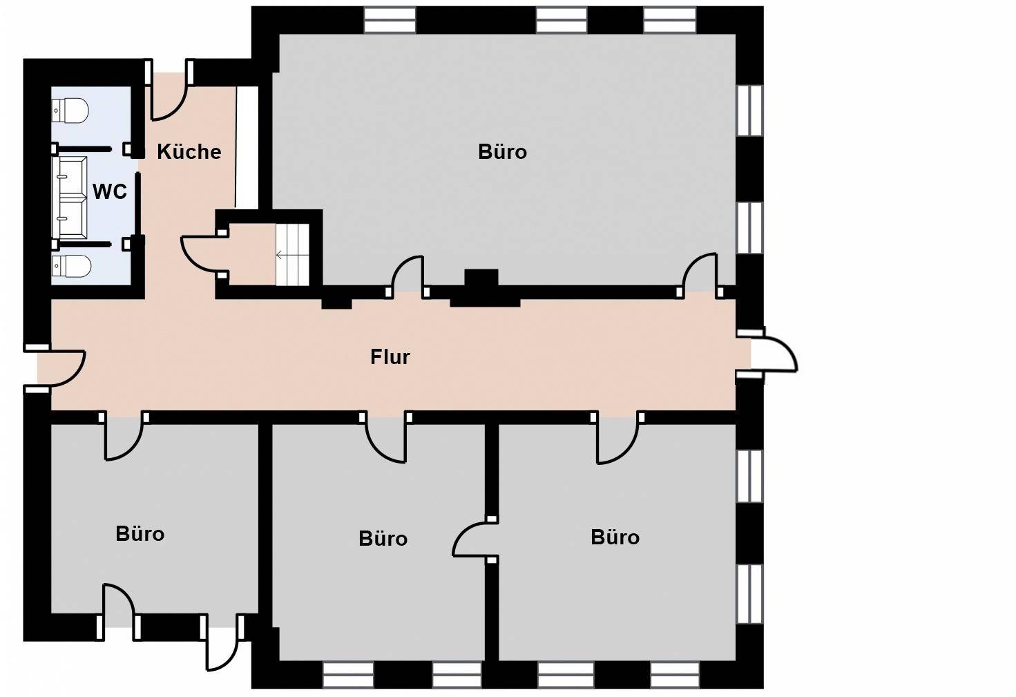 Grundrissplan mit mehreren Büroräumen, einer Küche, einem Flur und Toiletten.