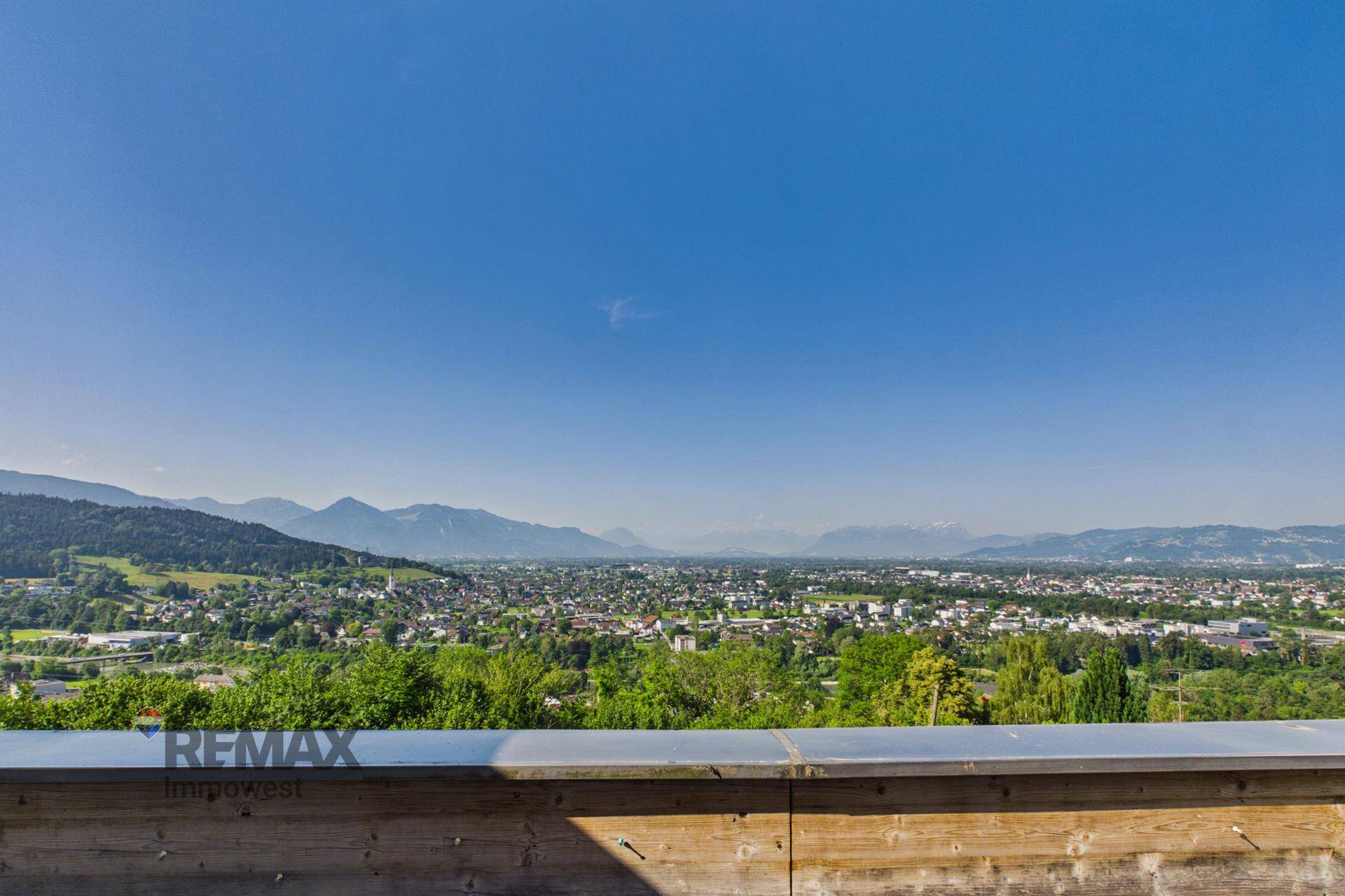 Weitläufiger Panoramablick von der Terrasse über die Stadt und die umliegende Berglandschaft.