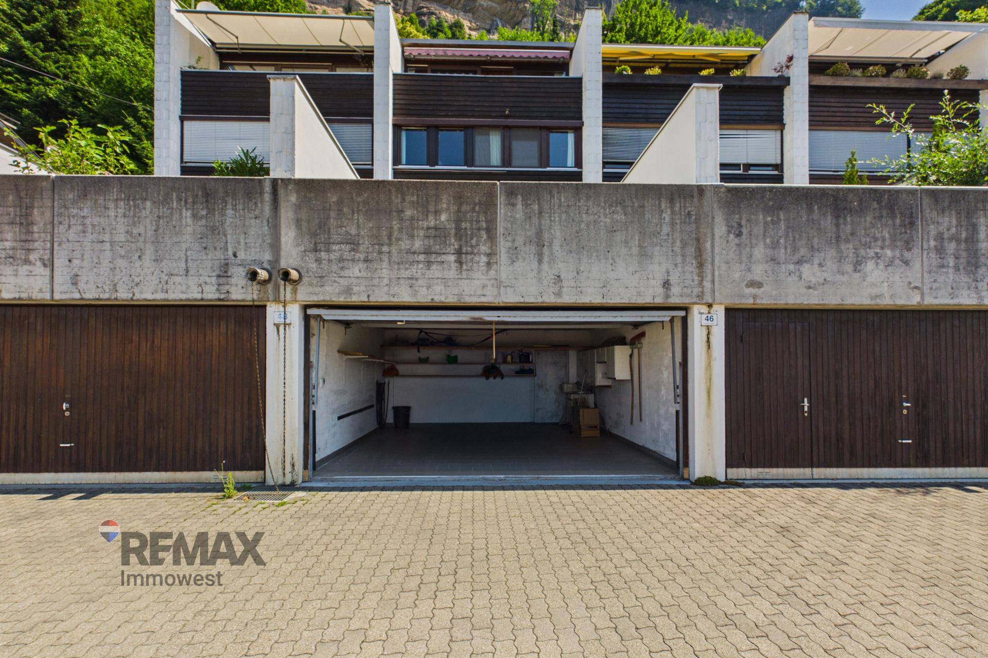 Offene Garage mit Blick auf den Innenraum und Stauraum.