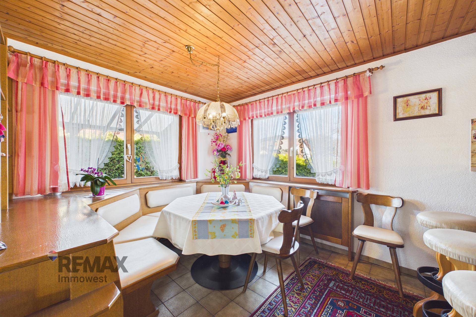 Rustikaler Essbereich mit Holzdecke, Eckbank und traditioneller Einrichtung, ideal für Familienmahlzeiten.