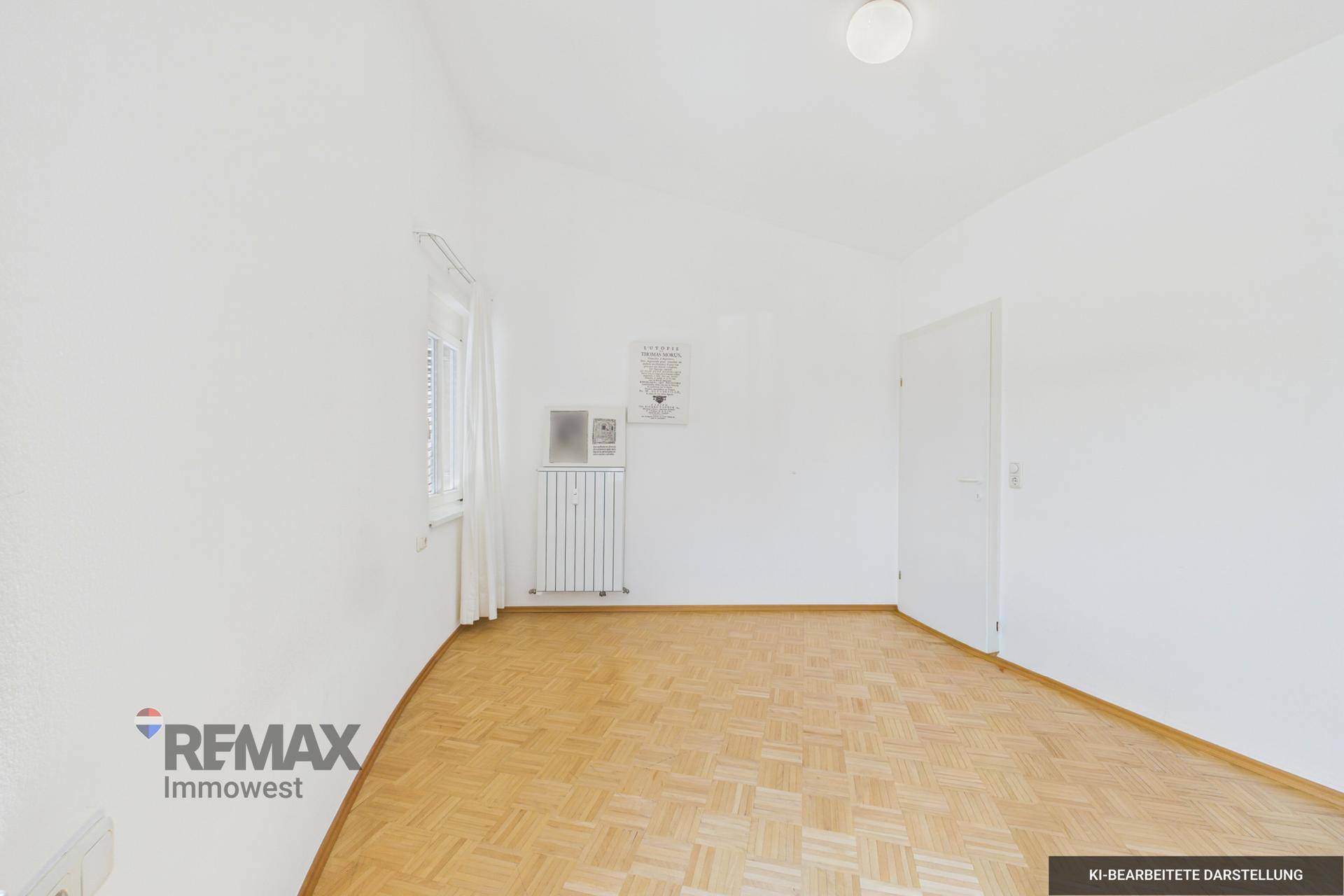 Geräumiges Schlafzimmer mit Parkettboden, weiß gestrichenen Wänden und Heizkörper.