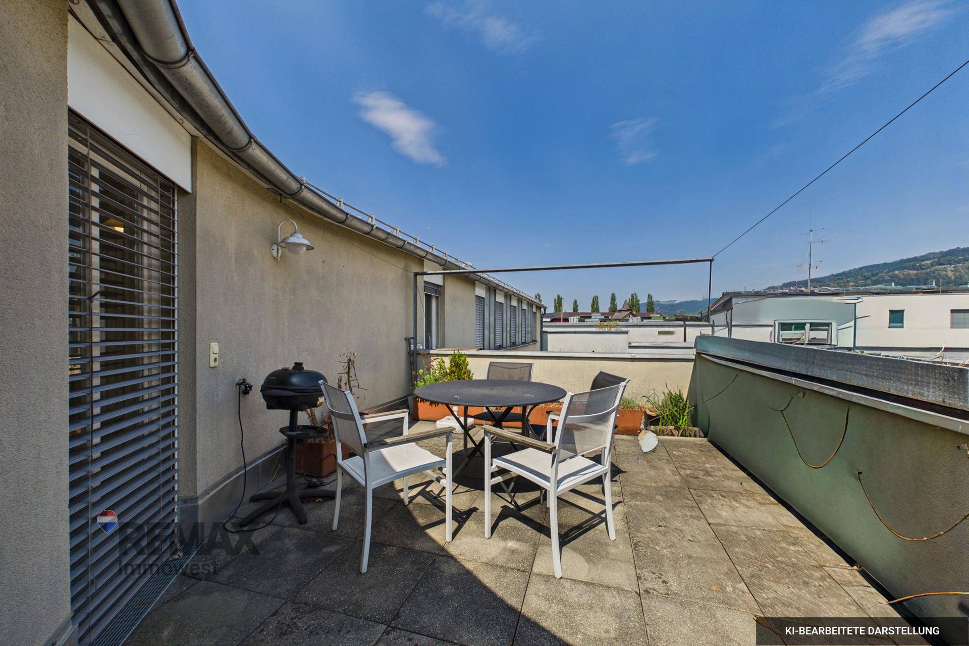 Sonnige Dachterrasse mit Sitzgelegenheiten, Grill und Blick auf die Umgebung.