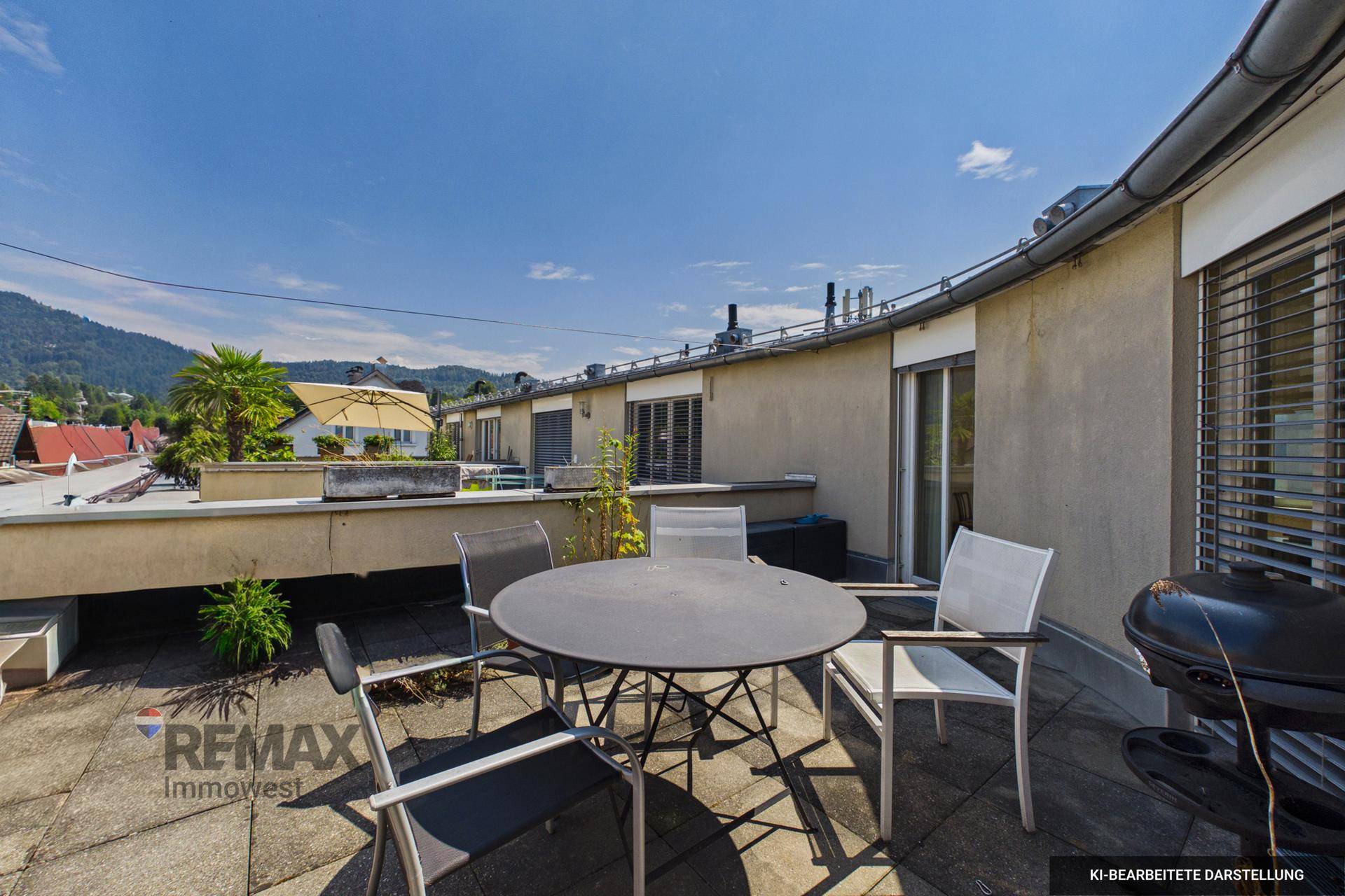 Geräumige Dachterrasse mit Gartenmöbeln und weitem Blick über die Stadt.
