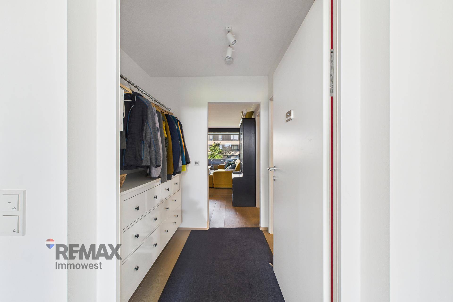 Funktionaler Flur mit integrierter Garderobe und Blick in den Wohnbereich.