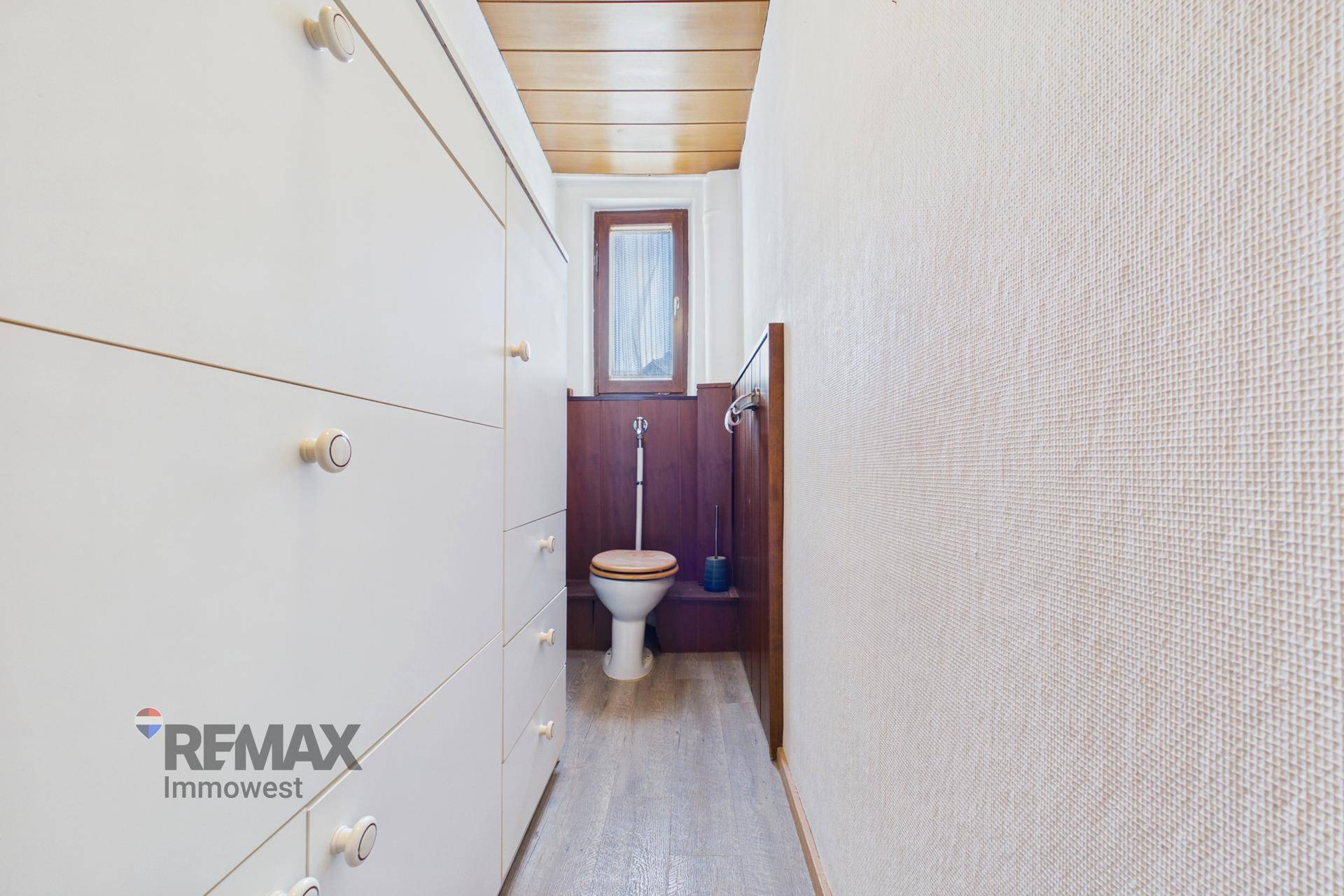 Separates WC mit Fenster, Toilette und Einbauschränken, praktisch und gut genutzt.
