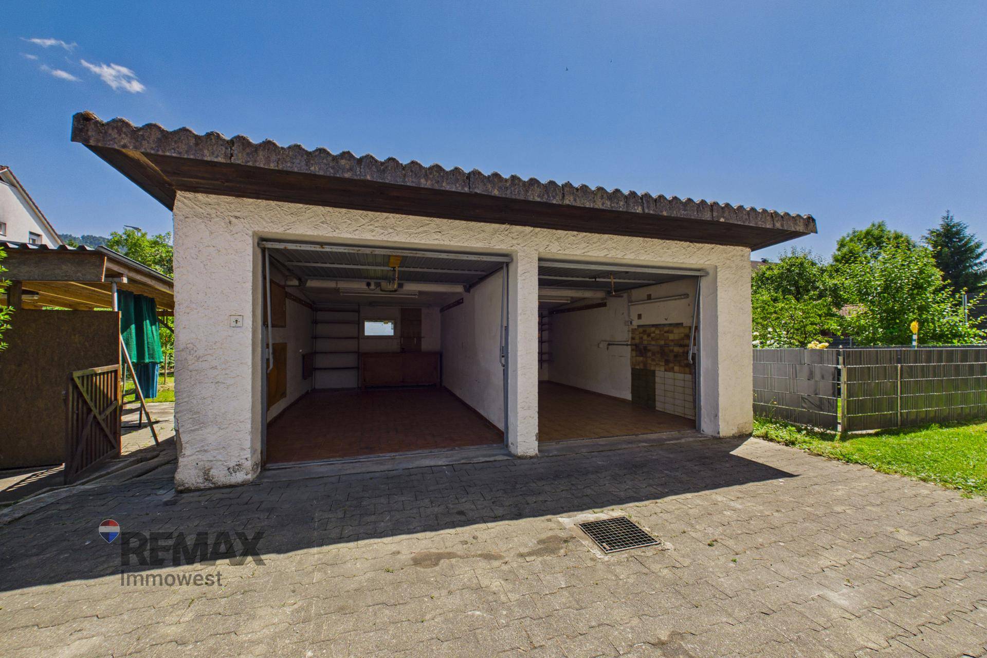 Doppelgarage mit zwei Stellplätzen und gepflasterter Zufahrt, bietet sicheren Parkraum.