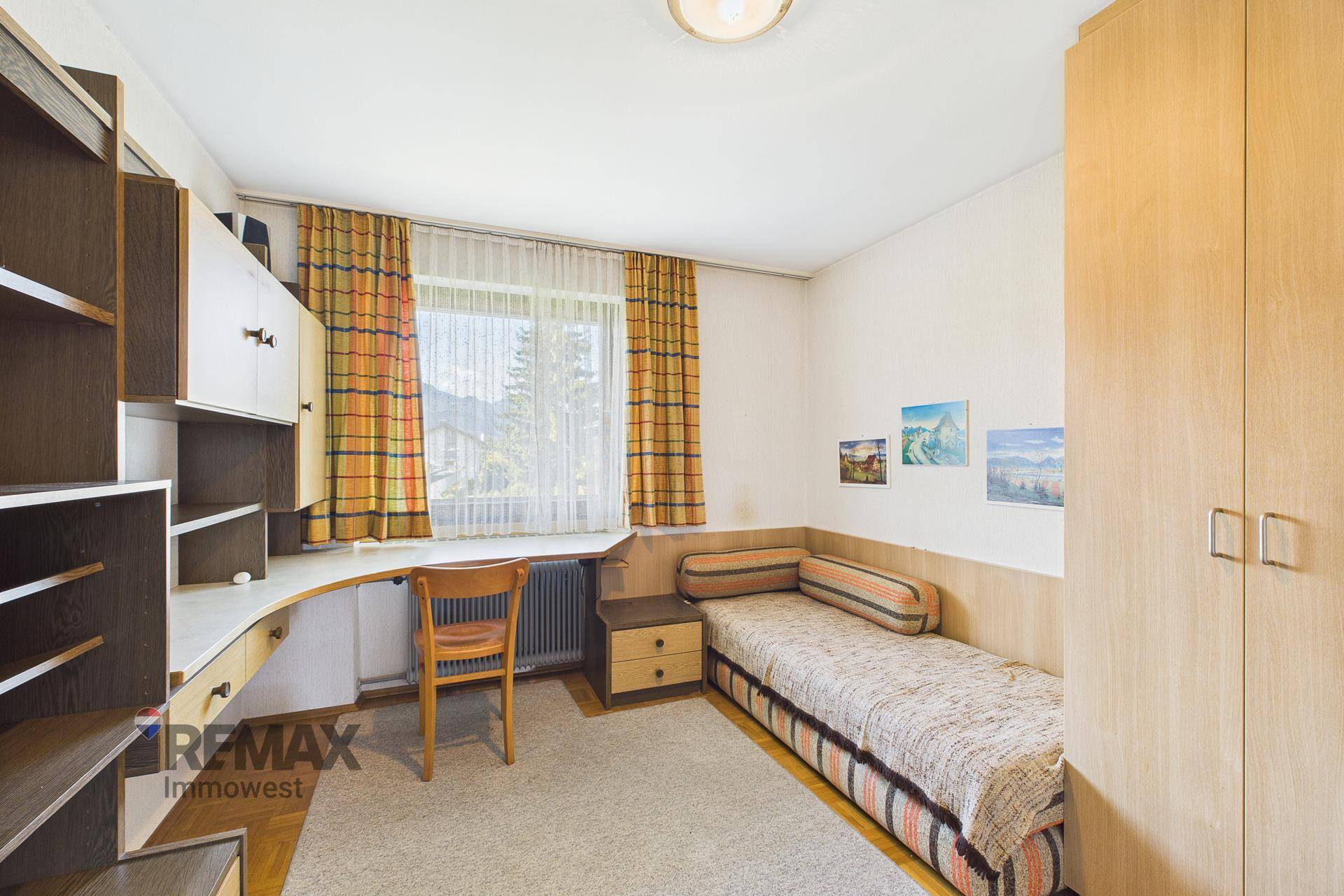 Kinderzimmer oder Arbeitszimmer mit Schreibtisch, Bett und Blick auf die Berge.