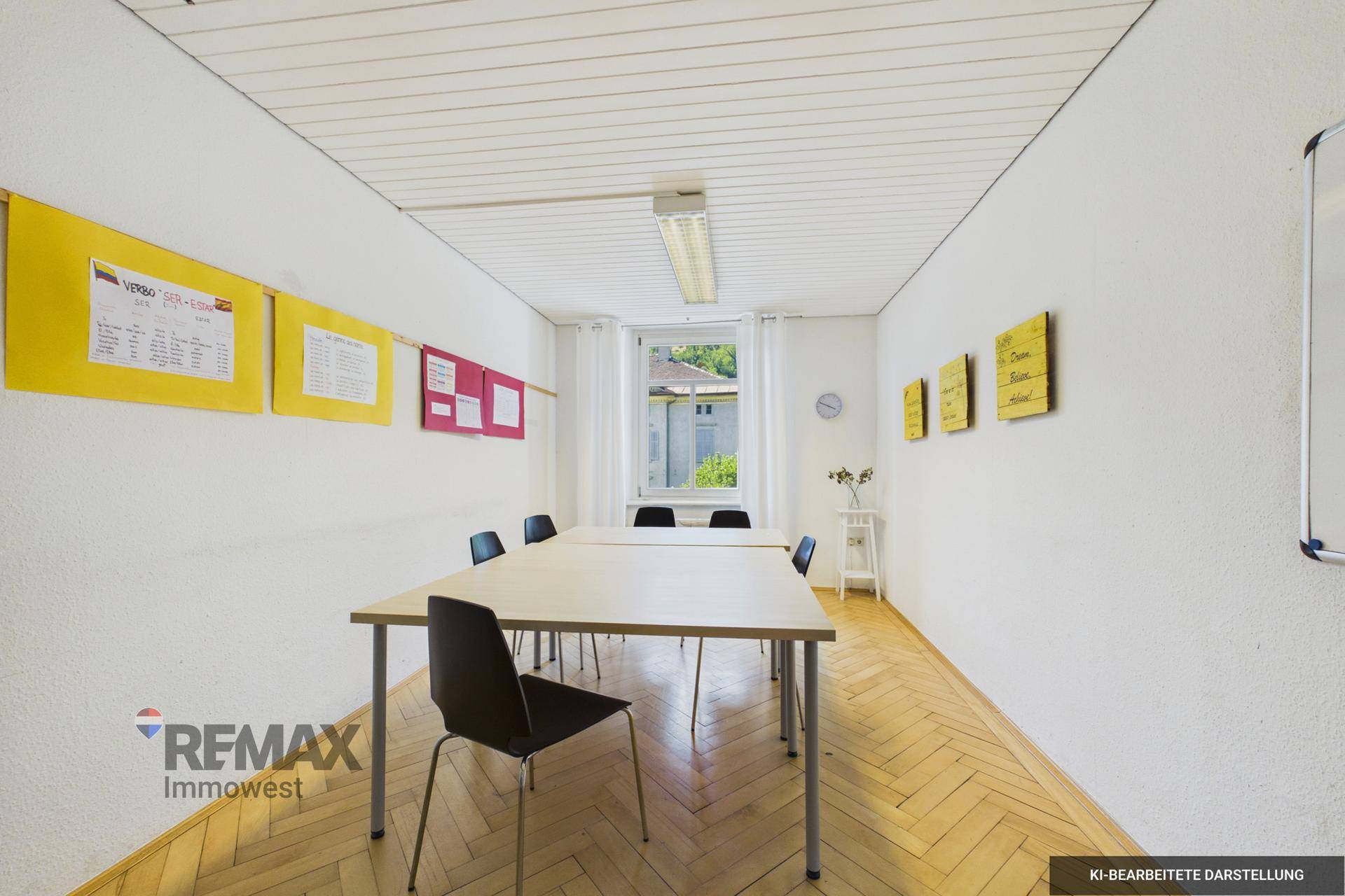 Funktionaler Büroraum mit Fischgrätparkett und weißer Deckenverkleidung, ausgestattet für Besprechungen.