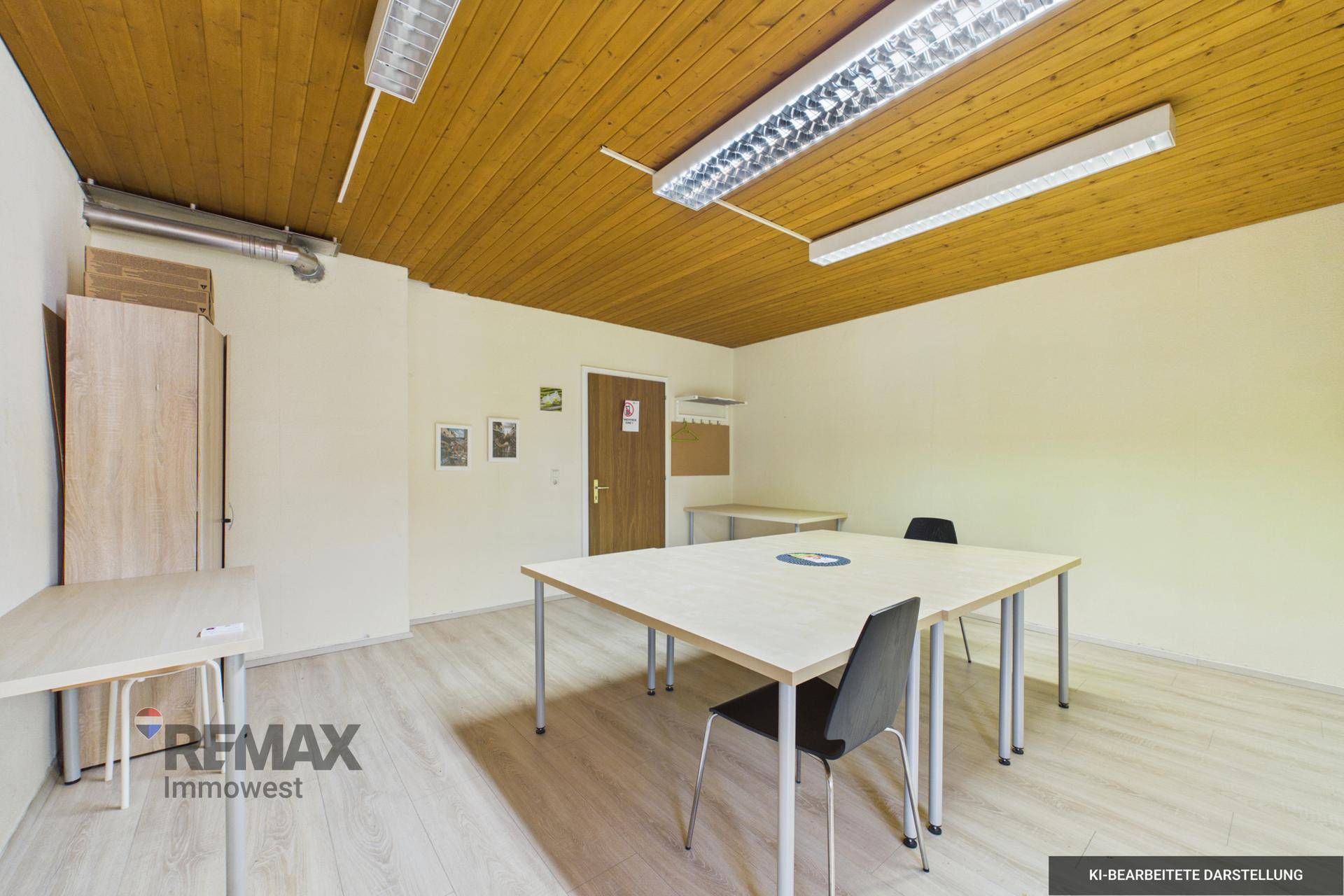 Geräumiger Büroraum mit Holzlattendecke und hellem Laminatboden, ideal für Besprechungen oder Arbeitsplätze.