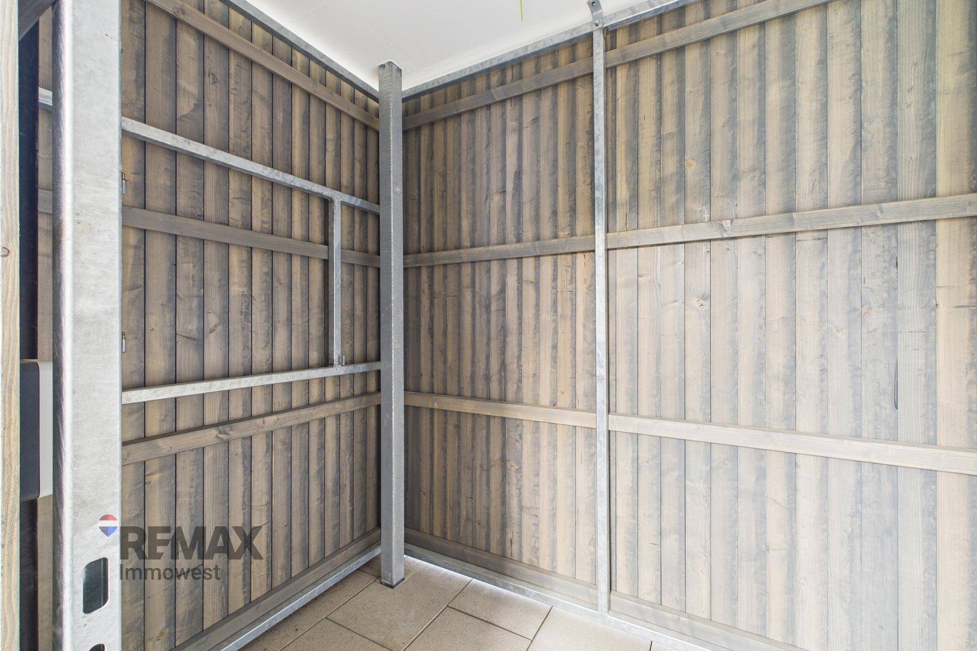 Detailansicht der Holzverkleidung und Metallkonstruktion eines modernen Balkons, sauber und neu.
