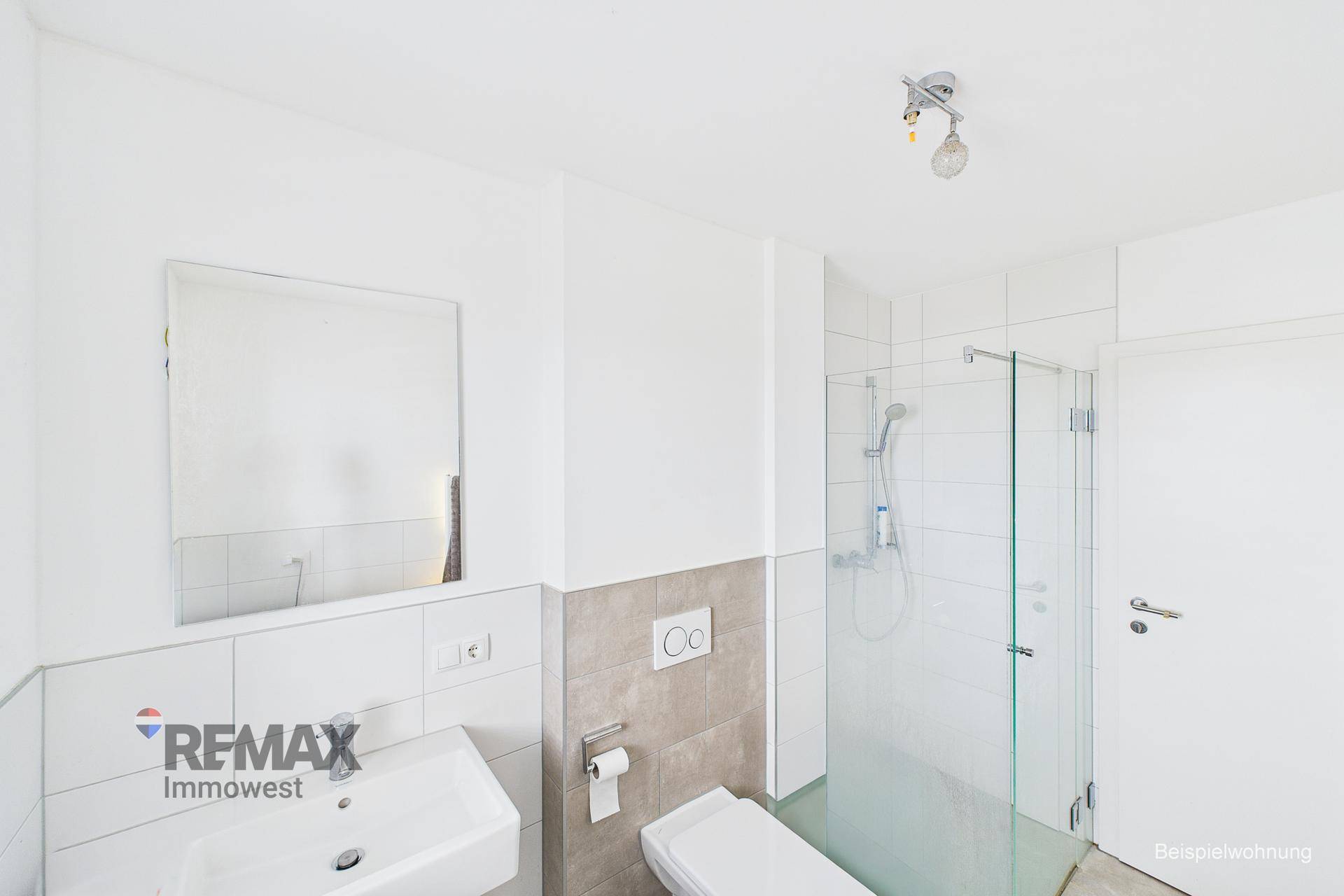 Helles Badezimmer mit Dusche, Waschbecken und Wand-WC.