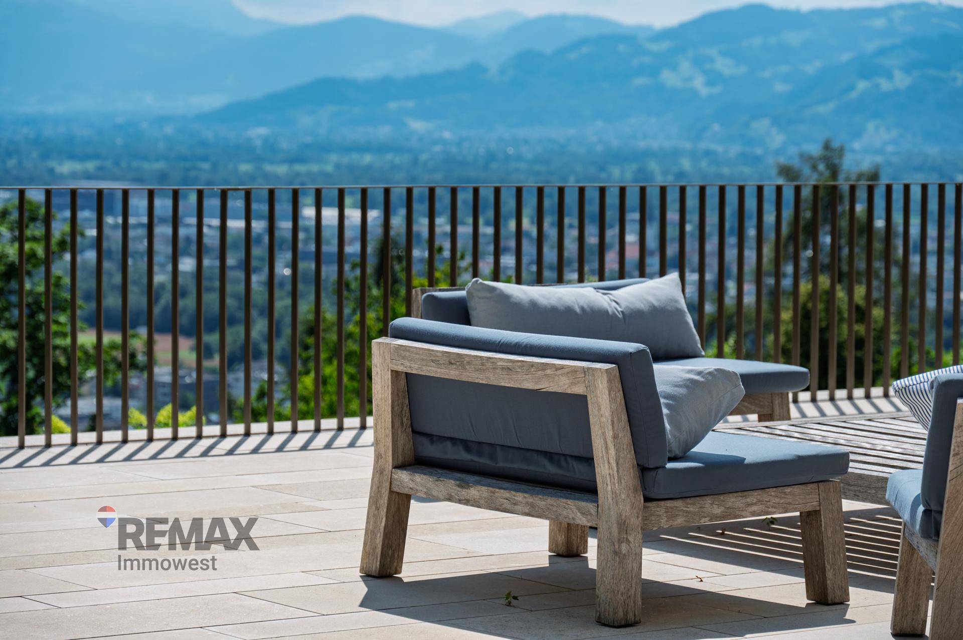 Gemütliche Terrasse mit Loungemöbeln und atemberaubendem Blick auf die Berglandschaft.