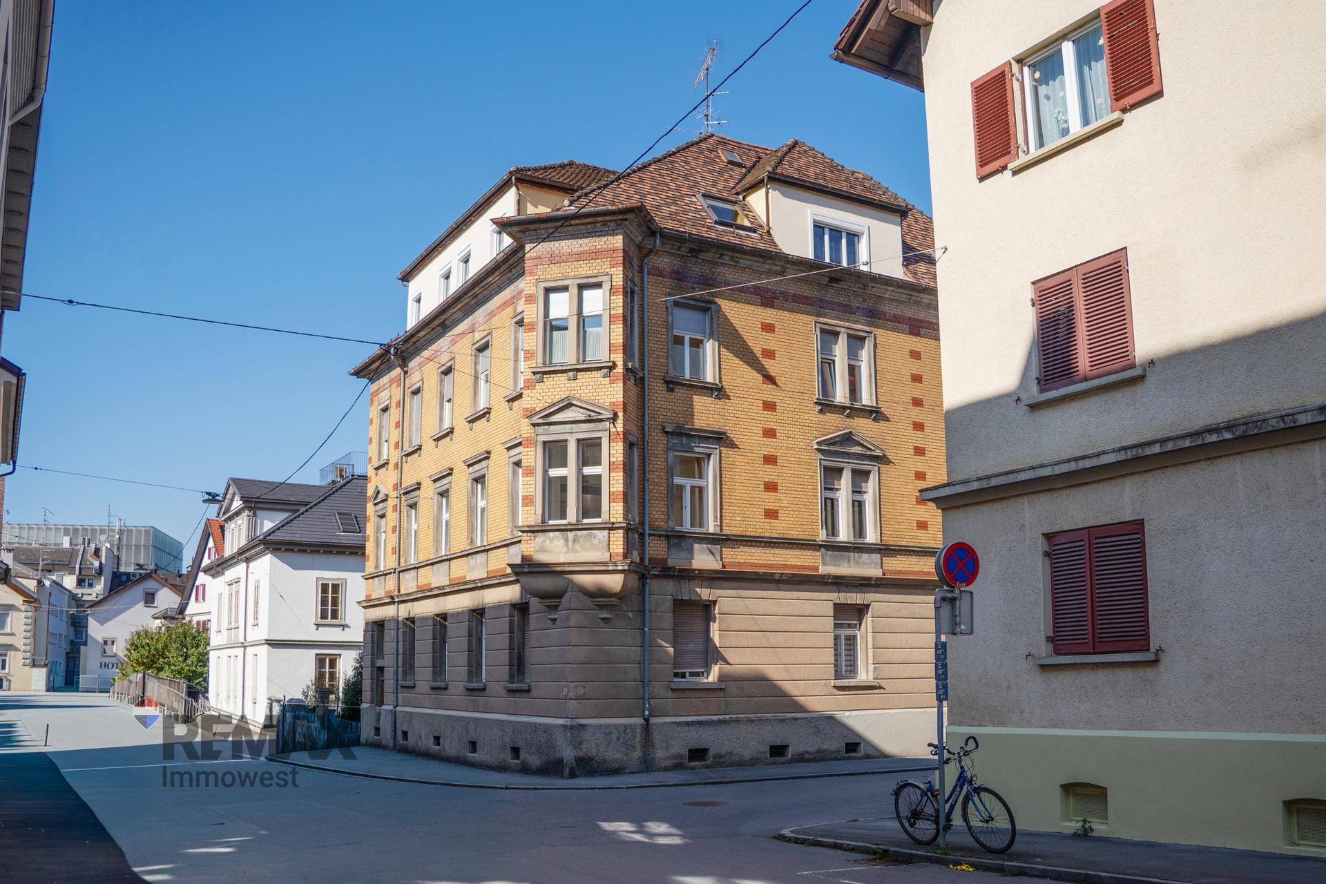 Historisches Eckgebäude in einer ruhigen Wohnstraße mit klassischer Architektur.