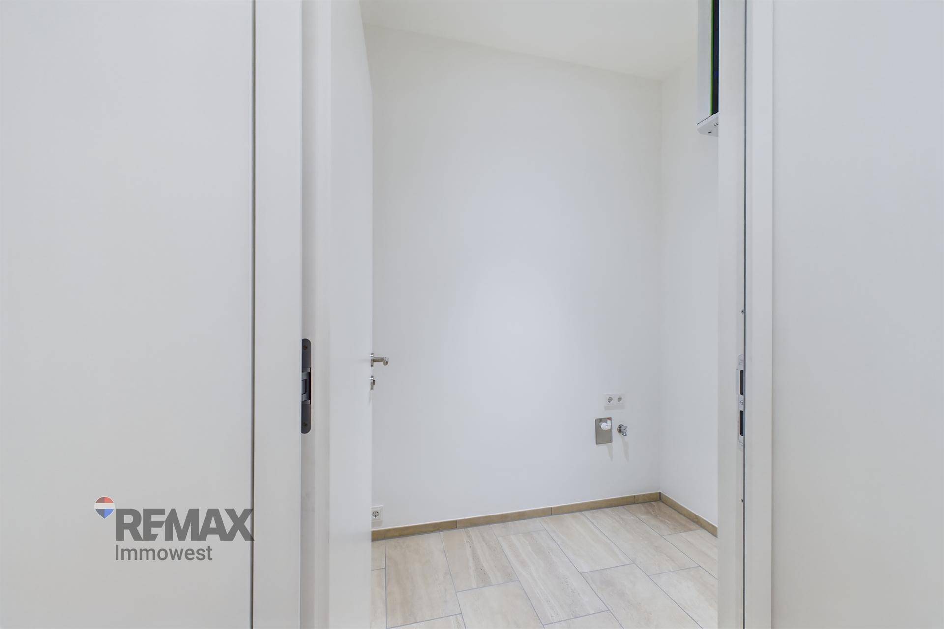 Kleiner Hauswirtschaftsraum mit Fliesenboden und Anschlüssen für Waschmaschine oder Trockner.