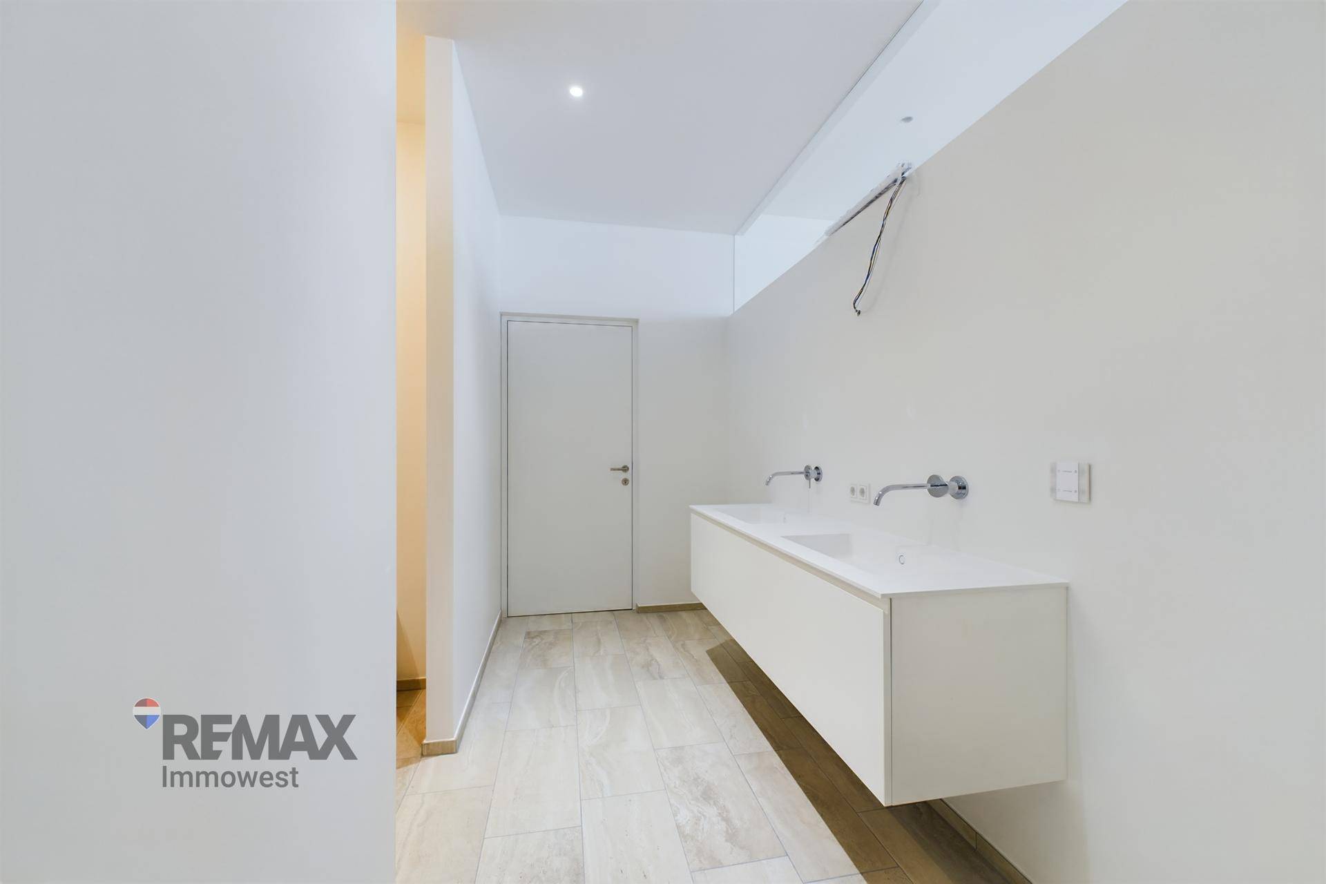 Elegantes Badezimmer mit schwebendem Doppelwaschbecken und minimalistischem Design.