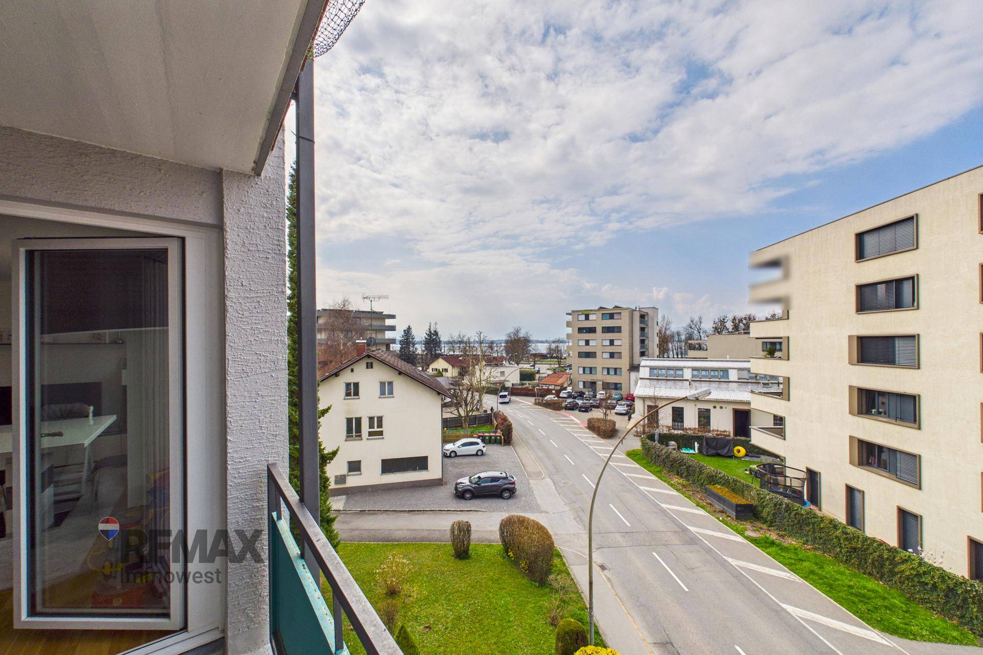 Balkon mit weitem Blick über die Stadt, den See und die umliegende Natur.