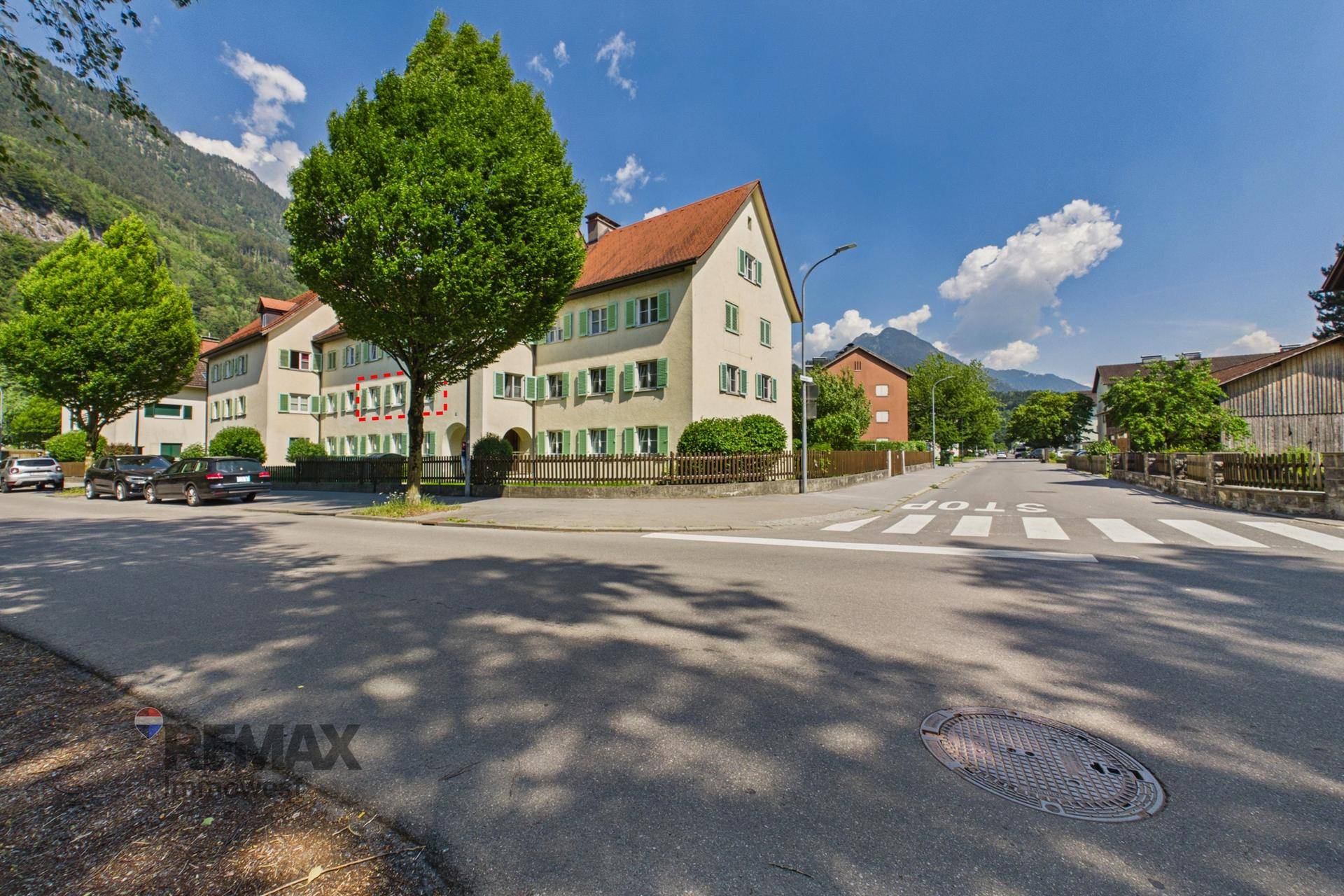 Wohngebäude in einer ruhigen Wohngegend mit Bergblick und viel Grün in der Umgebung.