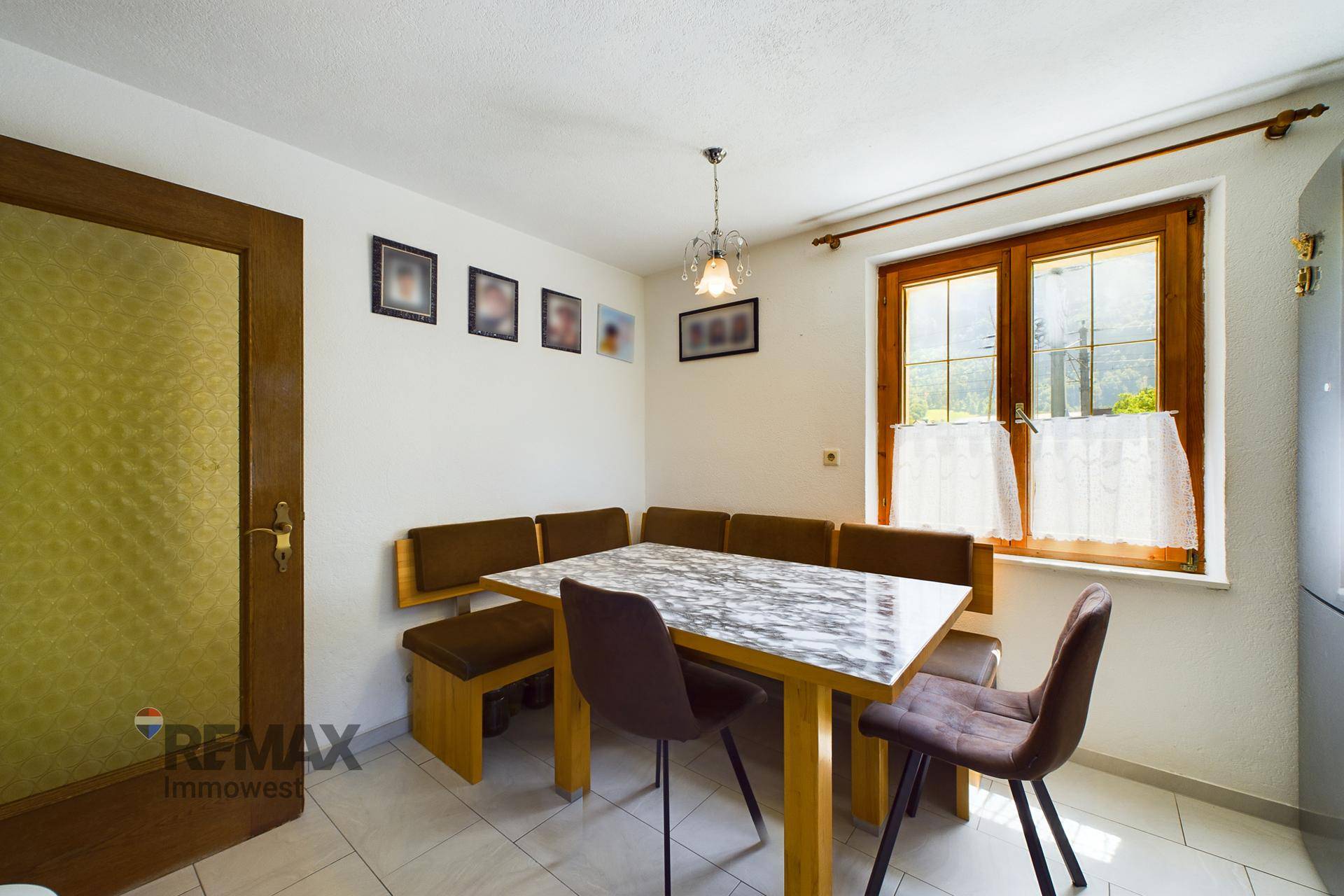 Gemütlicher Essbereich mit Eckbank, Holztisch und Fenster, ideal für Familienmahlzeiten.