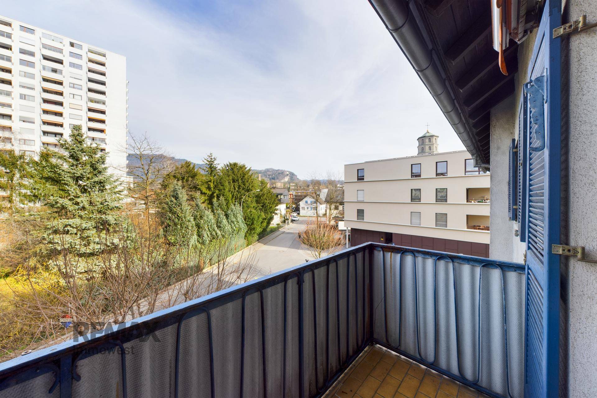 Balkon mit Blick auf die umliegende Wohngegend und entfernte Berge.
