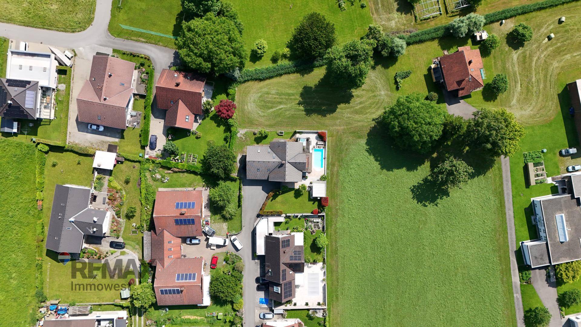 Draufsicht des Grundstücks mit Haus, Pool und der umliegenden ländlichen Bebauung.