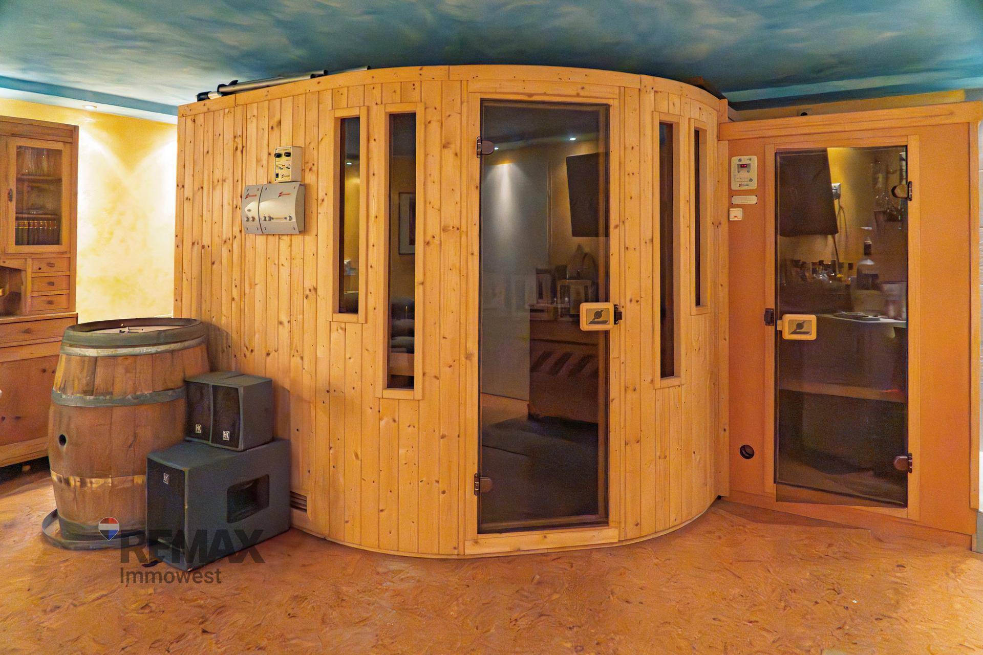 Entspannender Wellnessbereich mit großer Holzsauna und rustikalen Dekorationselementen.