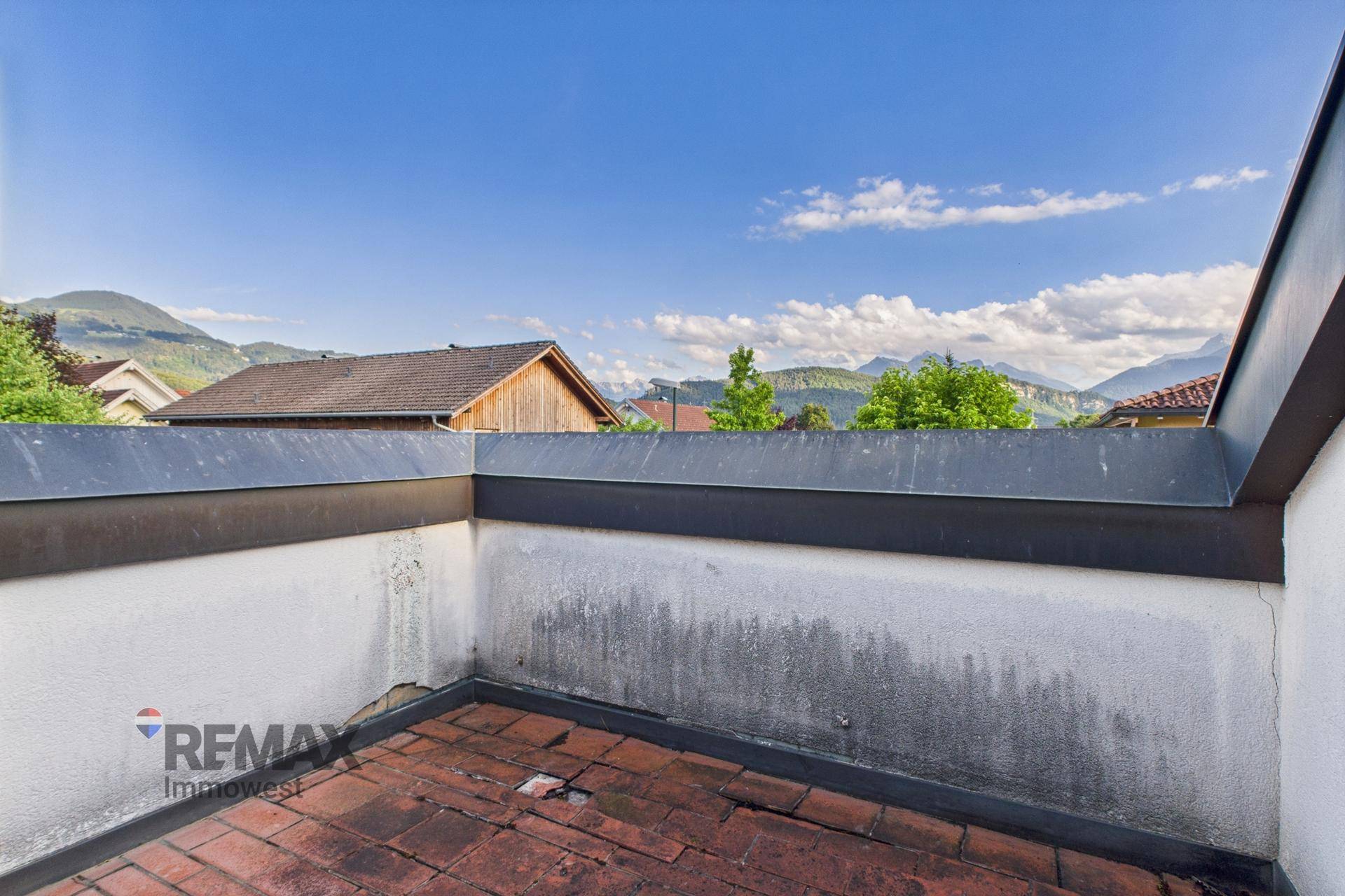 Geräumige Dachterrasse mit Panoramablick auf die umliegende Berglandschaft.
