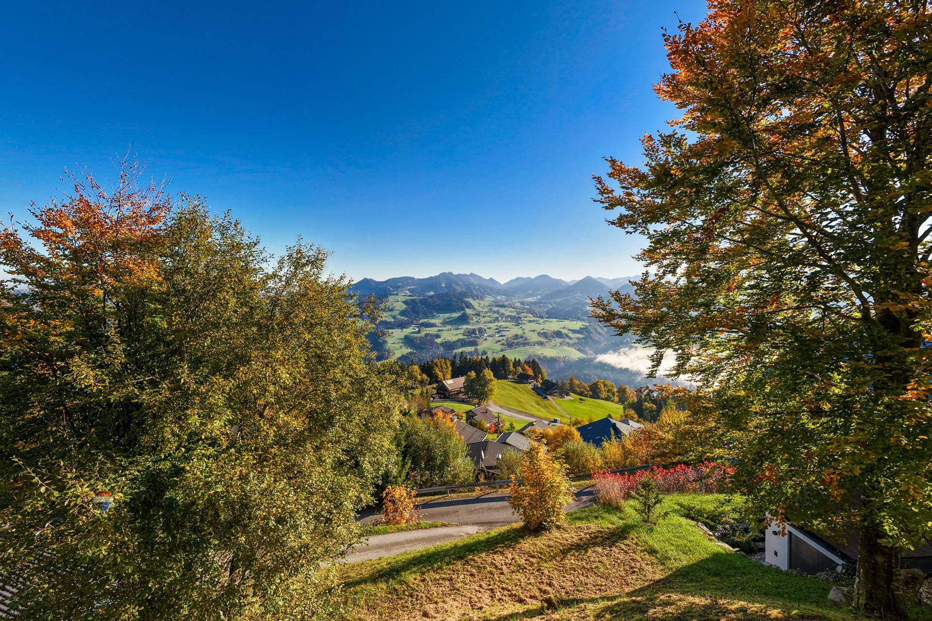 Malerischer Panoramablick auf die herbstliche Berglandschaft mit Nebel im Tal.
