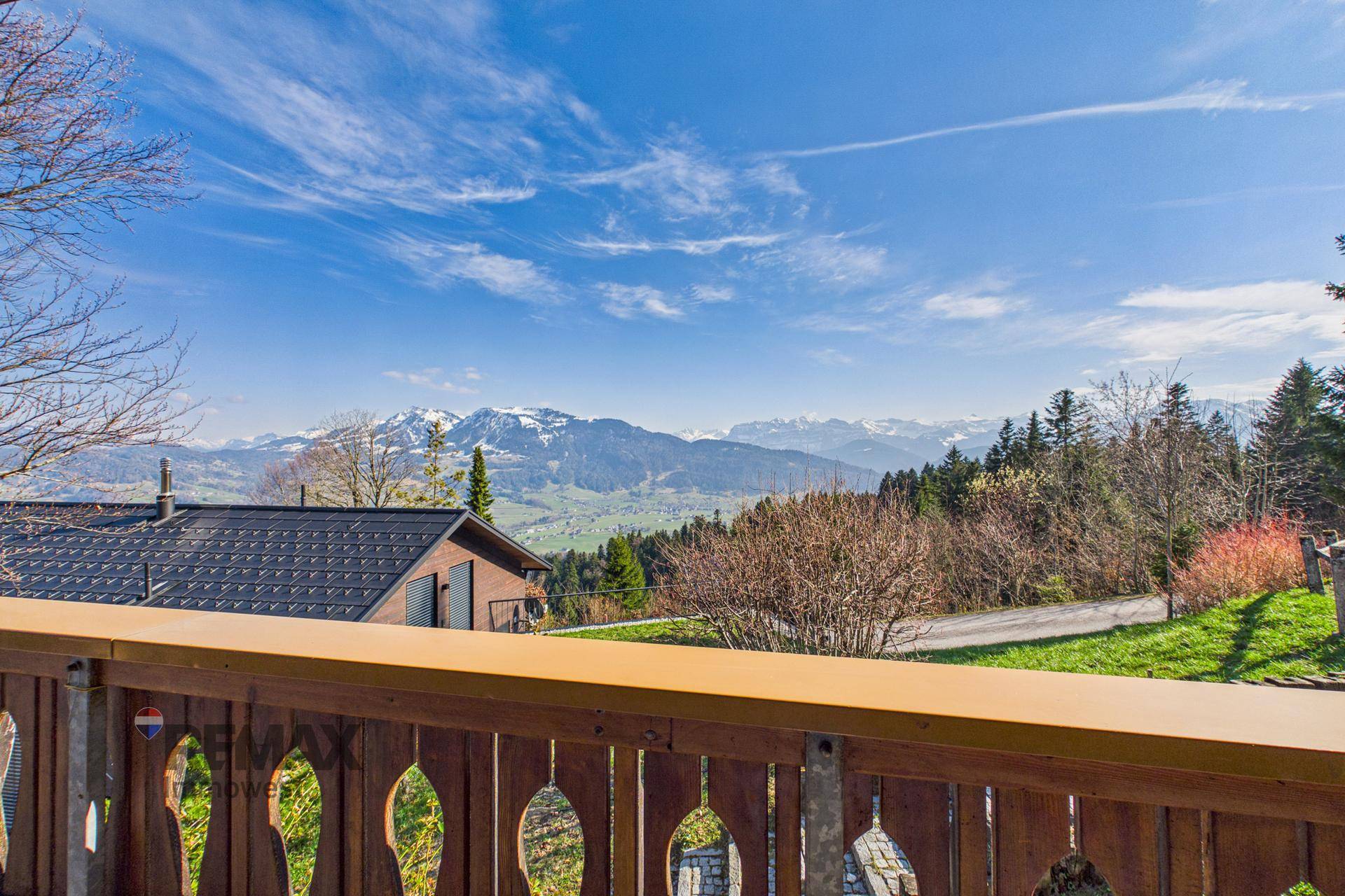 Atemberaubender Panoramablick vom Balkon auf die schneebedeckten Berge und das Tal.