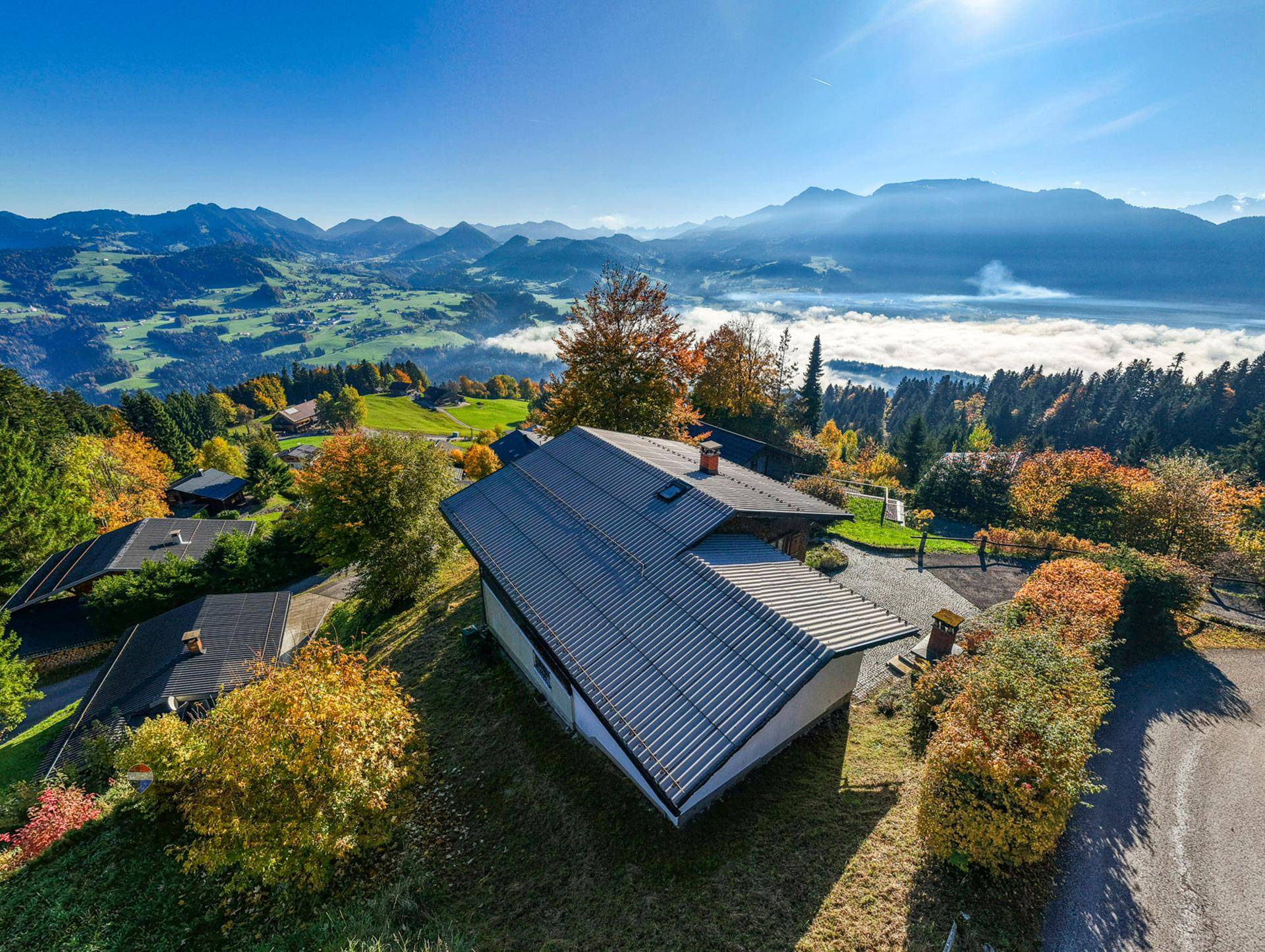 Panoramische Luftaufnahme des Anwesens mit weitem Blick auf die Berglandschaft und das Tal.