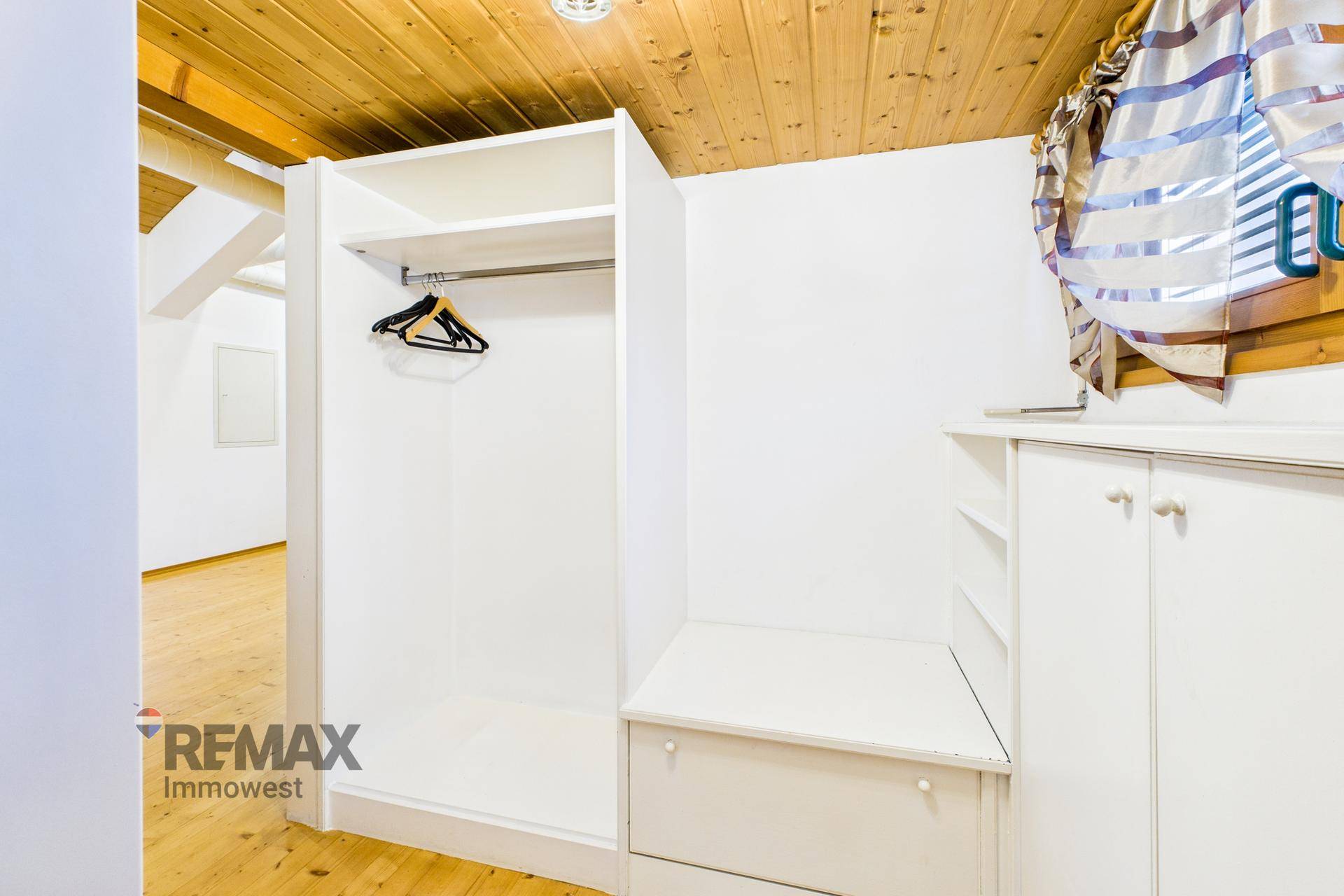 Eingangsbereich mit praktischem Einbauschrank und Holzboden, ideal für Garderobe und Stauraum.