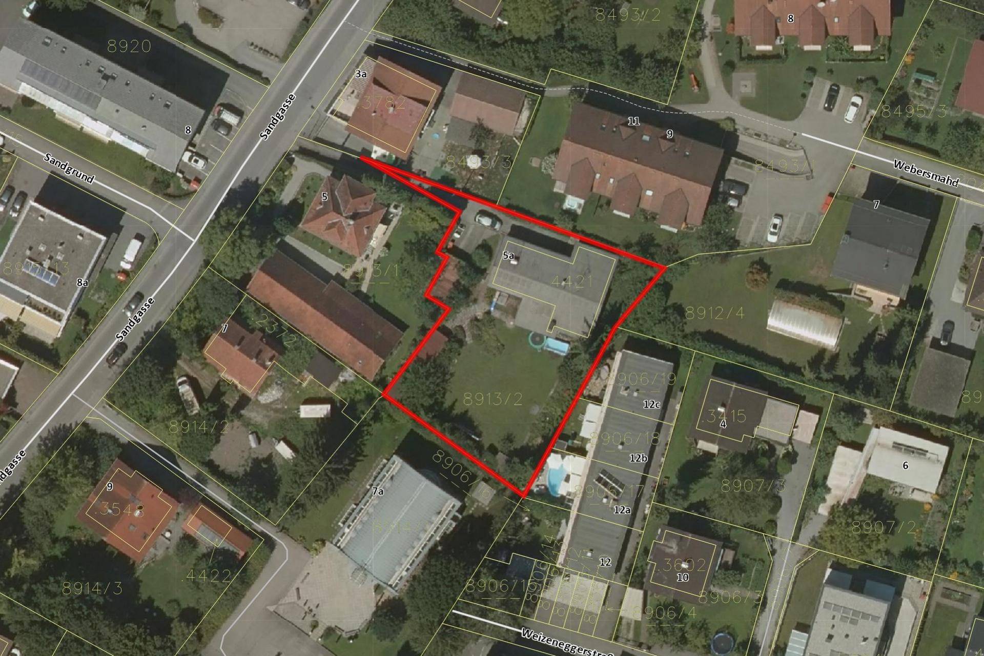 Katasterplan des Grundstücks mit eingezeichneten Grenzen und umliegenden Parzellen.