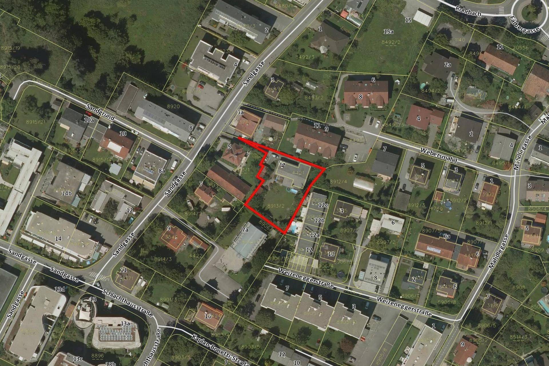 Übersichtskarte des Grundstücks mit umliegender Infrastruktur und Straßennetz.