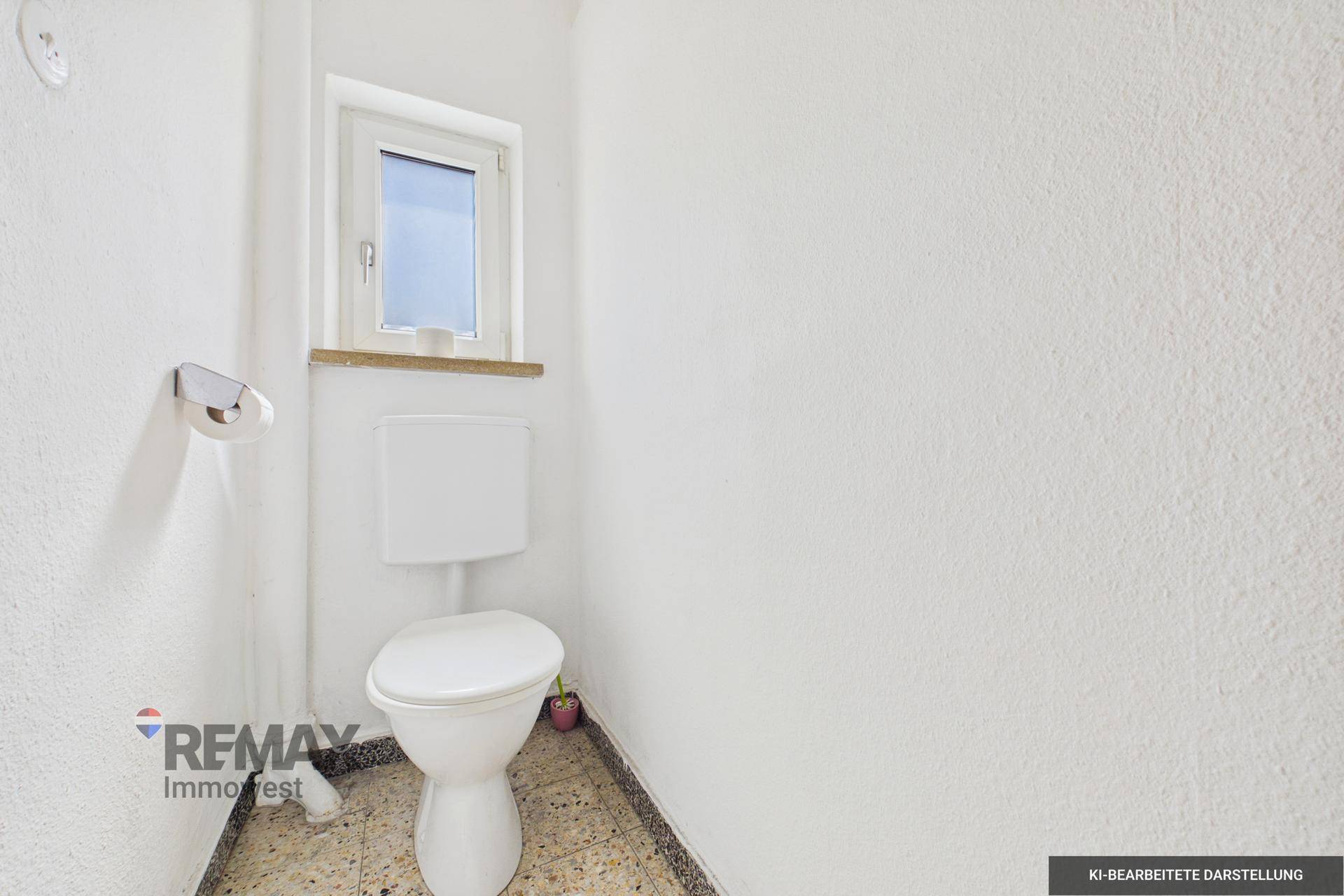 Separate Toilette mit Fenster und gefliestem Boden, einfach und funktional.