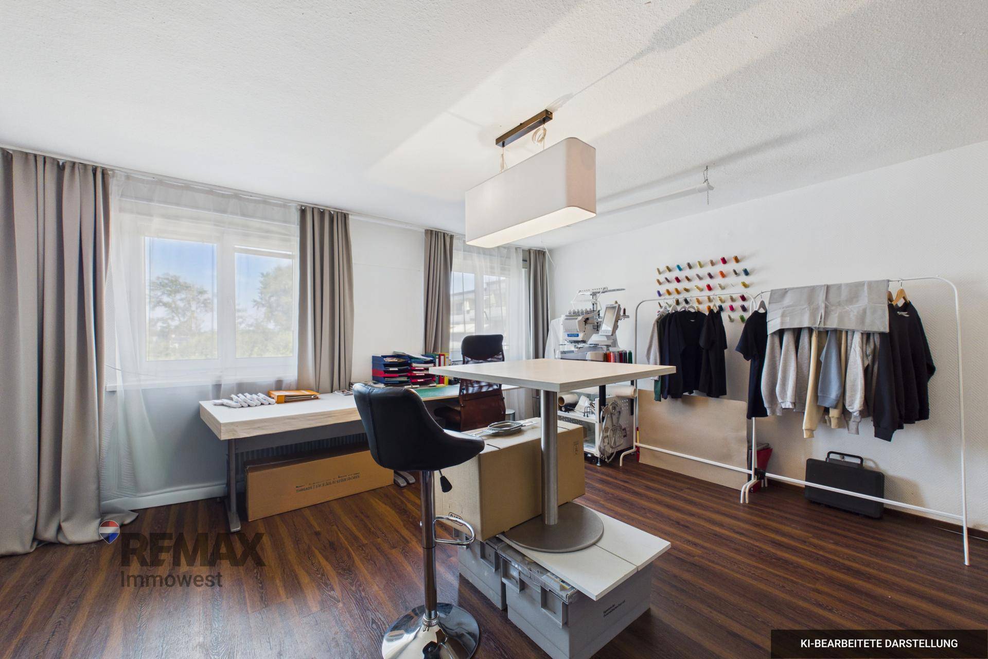 Helles Arbeitszimmer mit Holzboden und zwei Fenstern, eingerichtet als Näh- oder Bastelbereich.