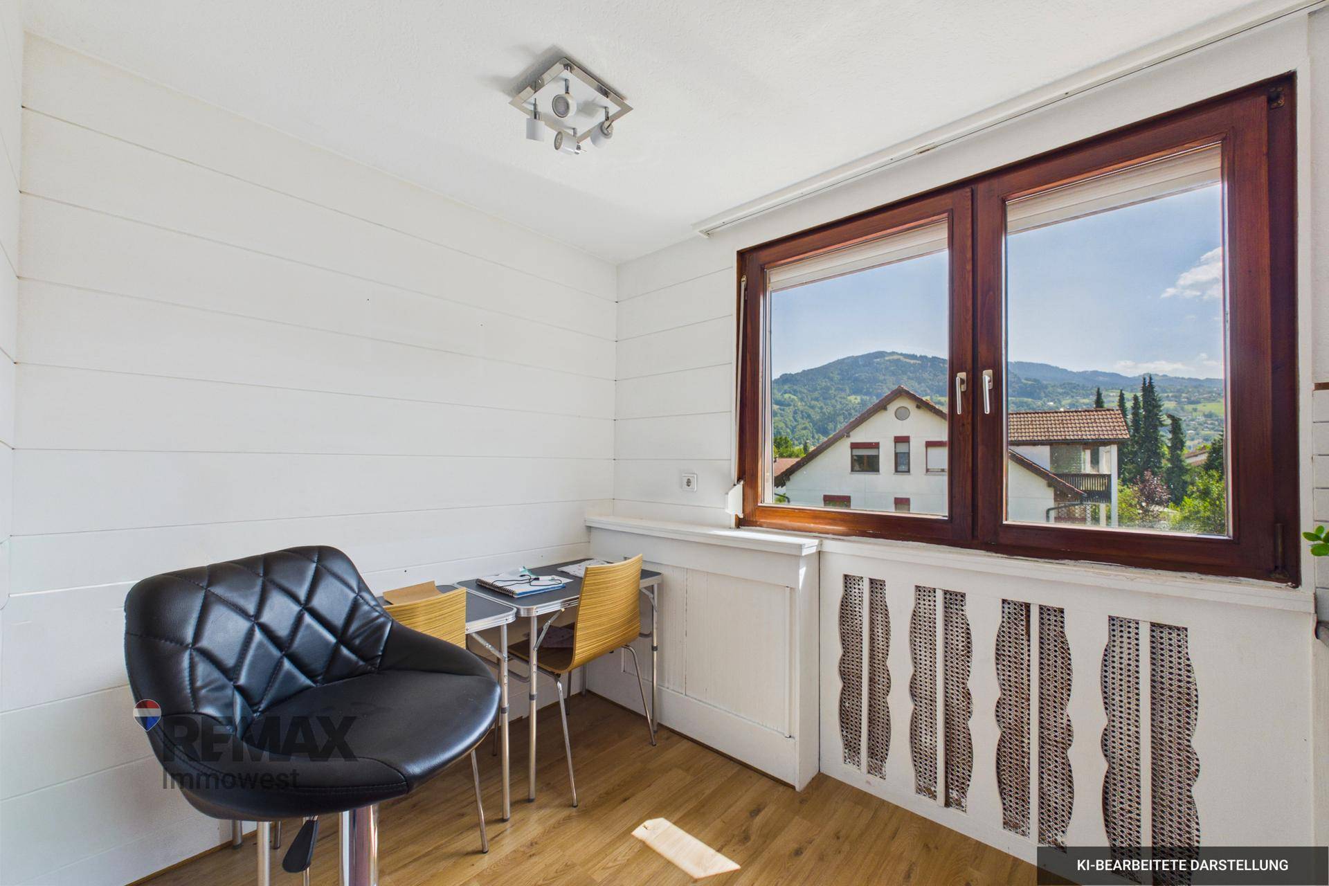 Kleiner Essbereich mit Tisch und Stühlen, bietet einen schönen Ausblick durch das Fenster.