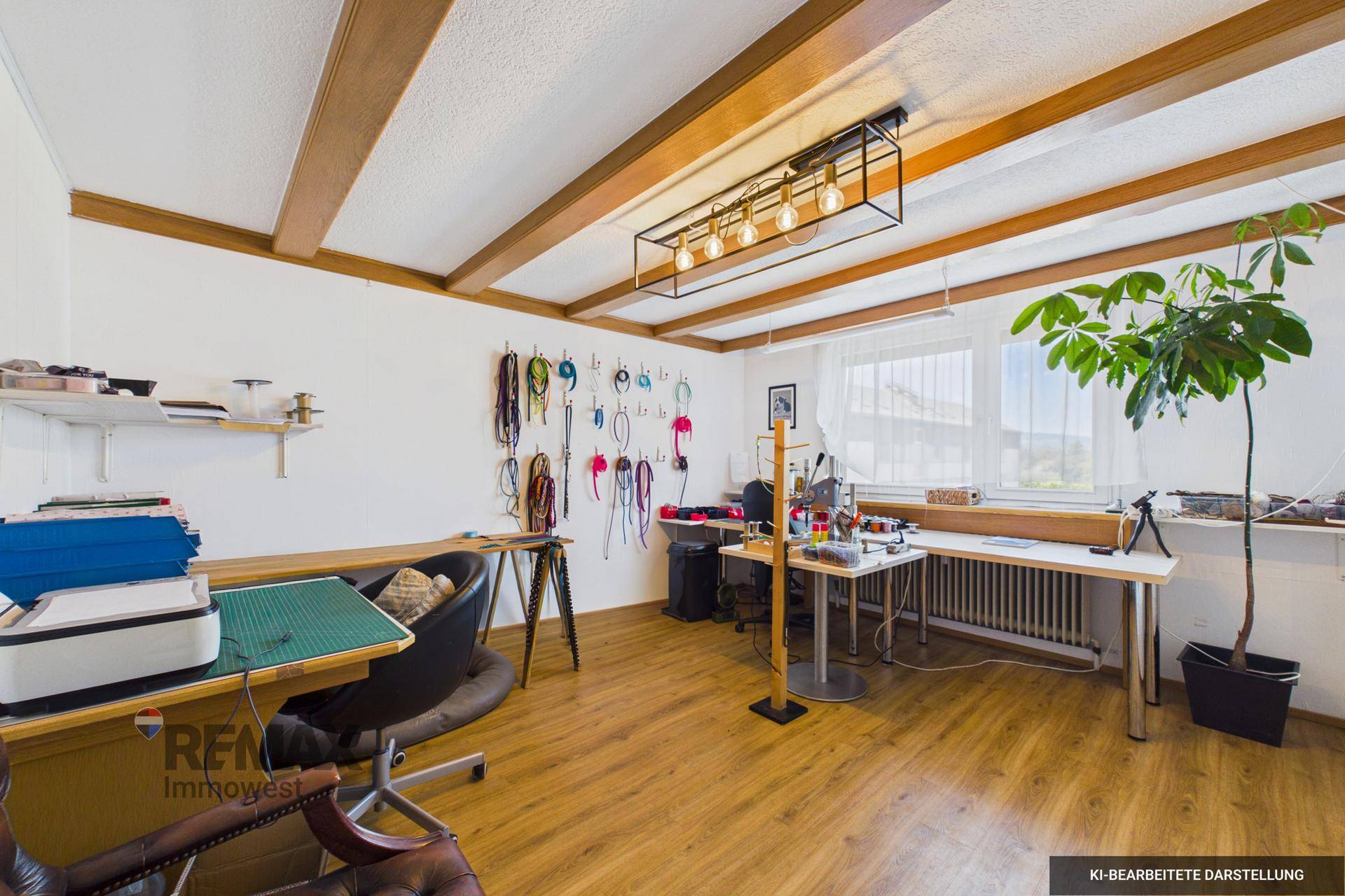 Geräumiges Arbeitszimmer mit Holzbalkendecke, Holzboden und mehreren Arbeitsplätzen.