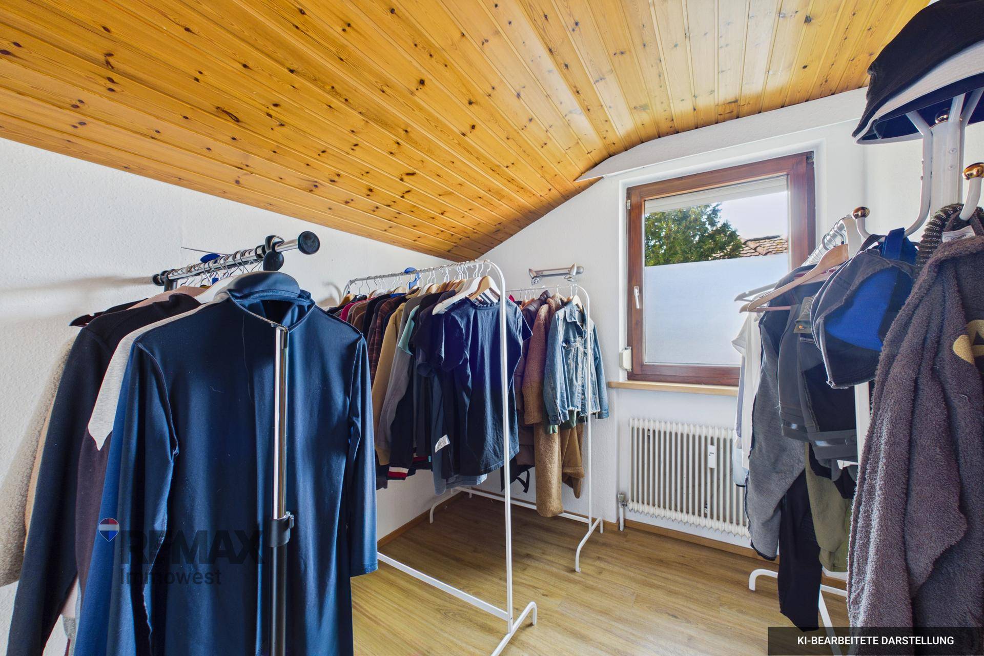 Kleiner Raum mit Dachschräge, Holzdecke und Kleiderständern für zusätzliche Lagerung.